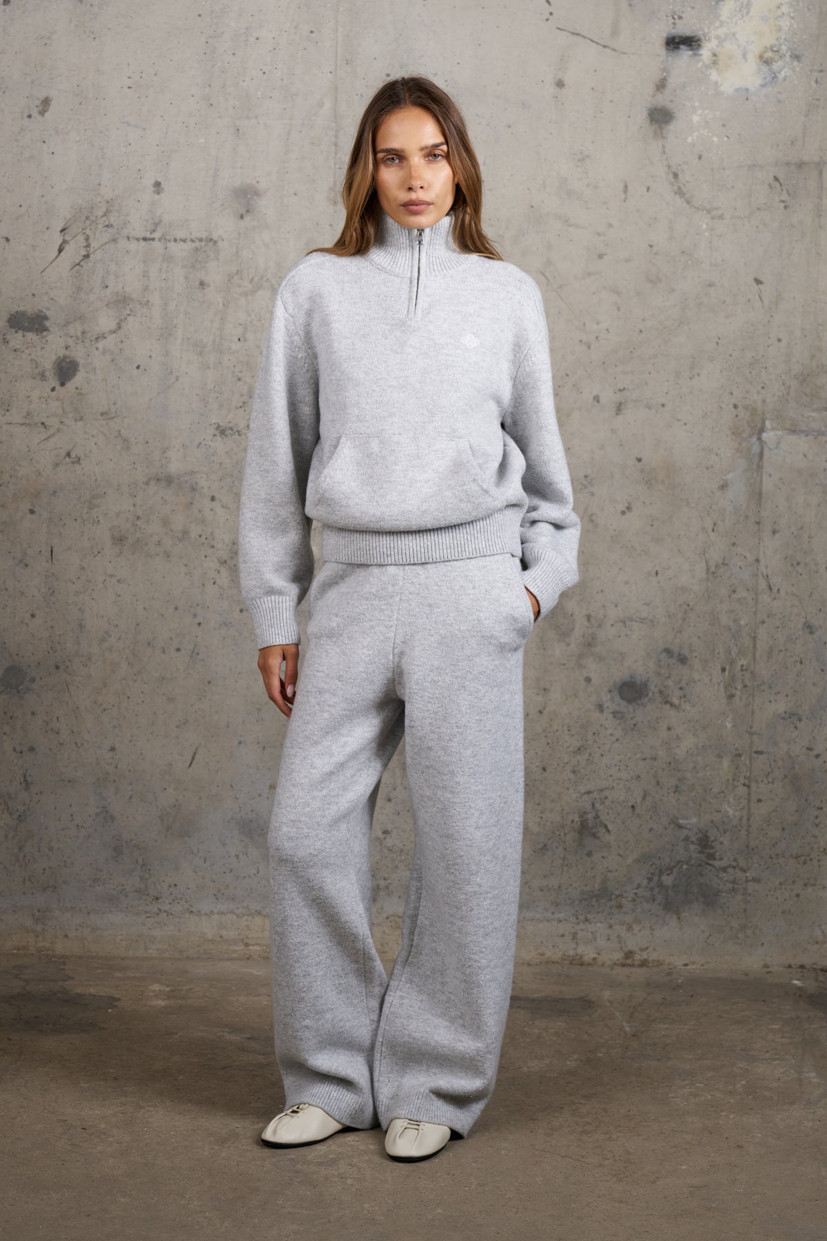 EMBLEM EMBROIDERED FUNNEL NECK - GREY