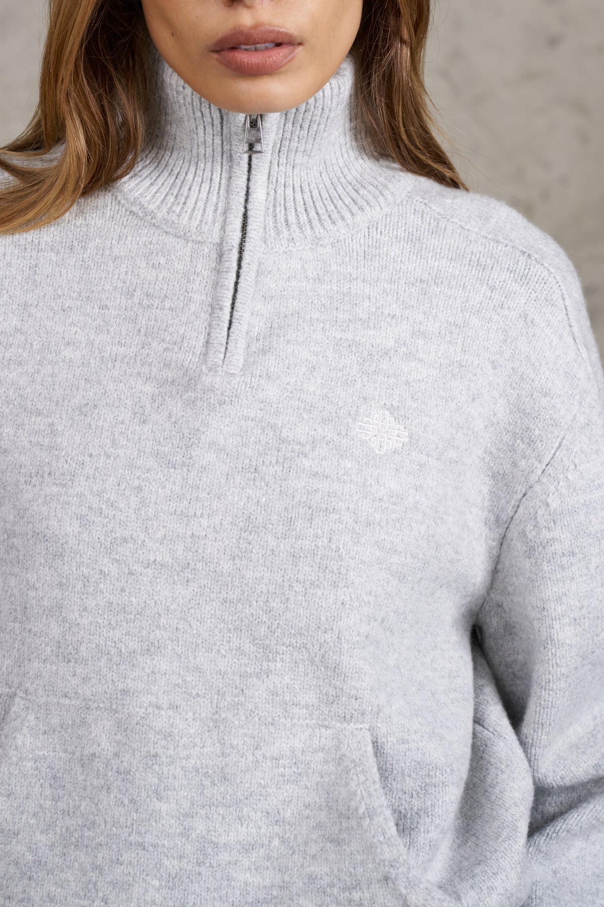 EMBLEM EMBROIDERED FUNNEL NECK - GREY