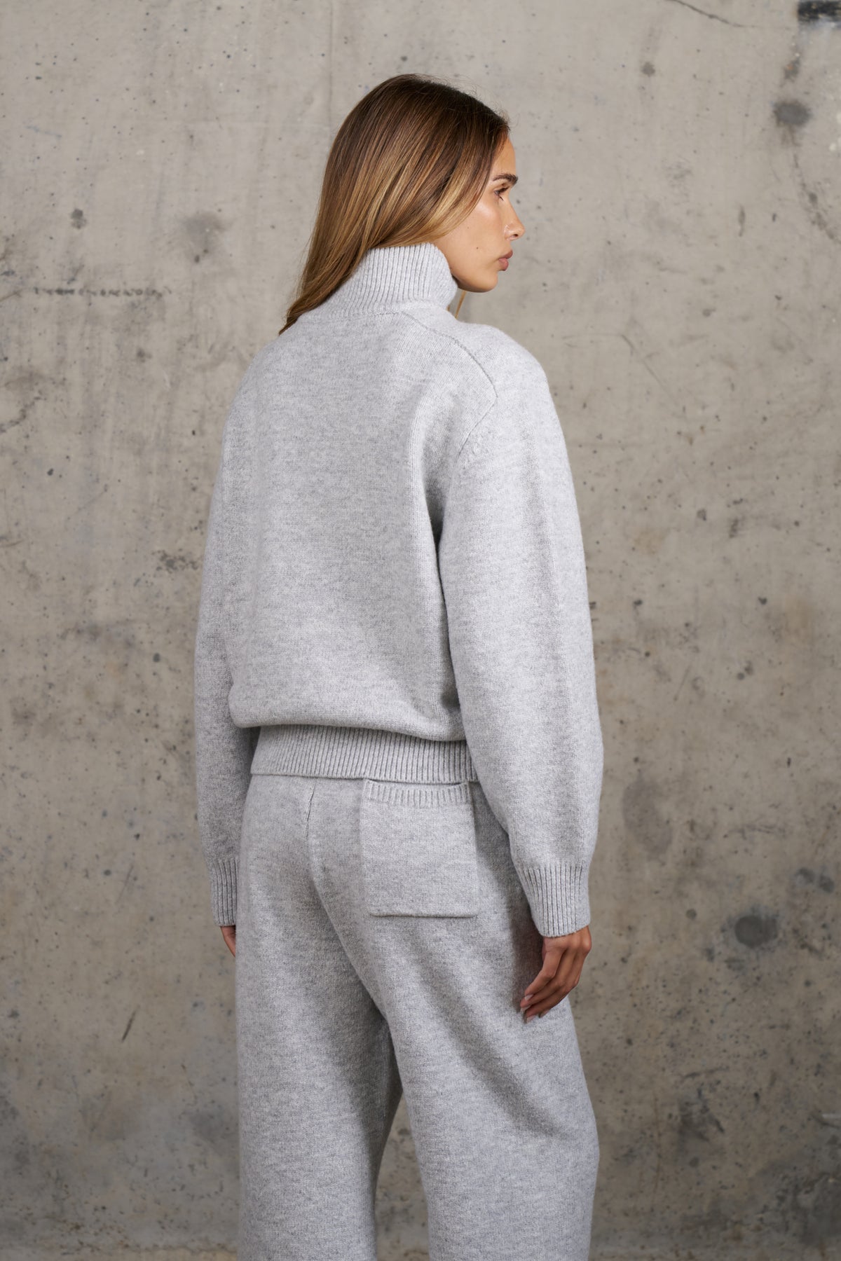 EMBLEM EMBROIDERED FUNNEL NECK - GREY