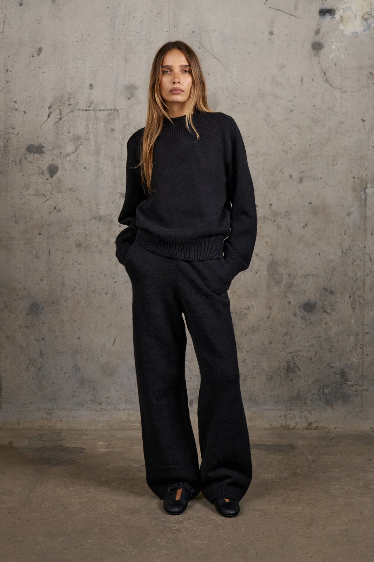 EMBLEM EMBROIDERED JOGGERS - BLACK