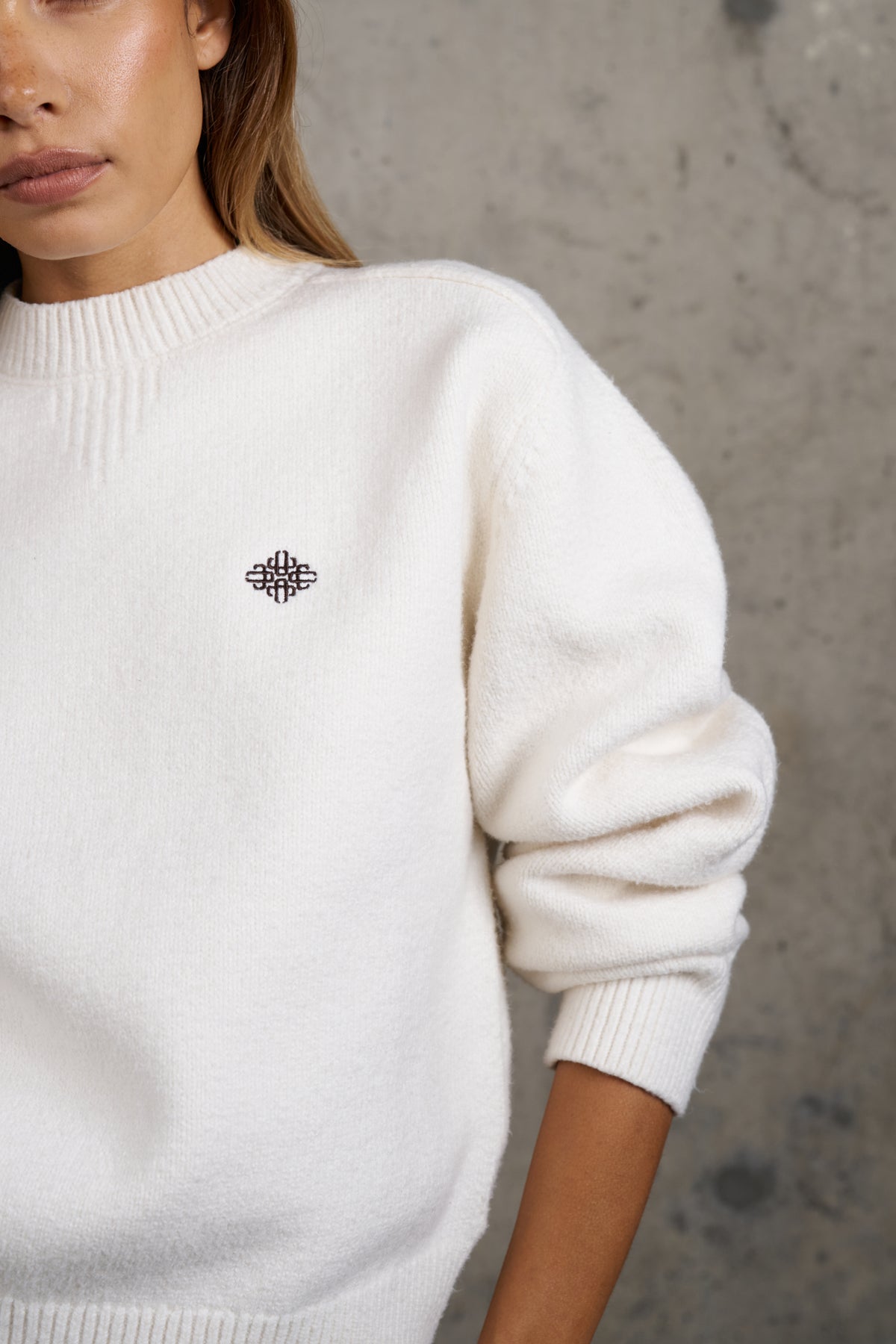 EMBLEM EMBROIDERED CREW - OFF WHITE
