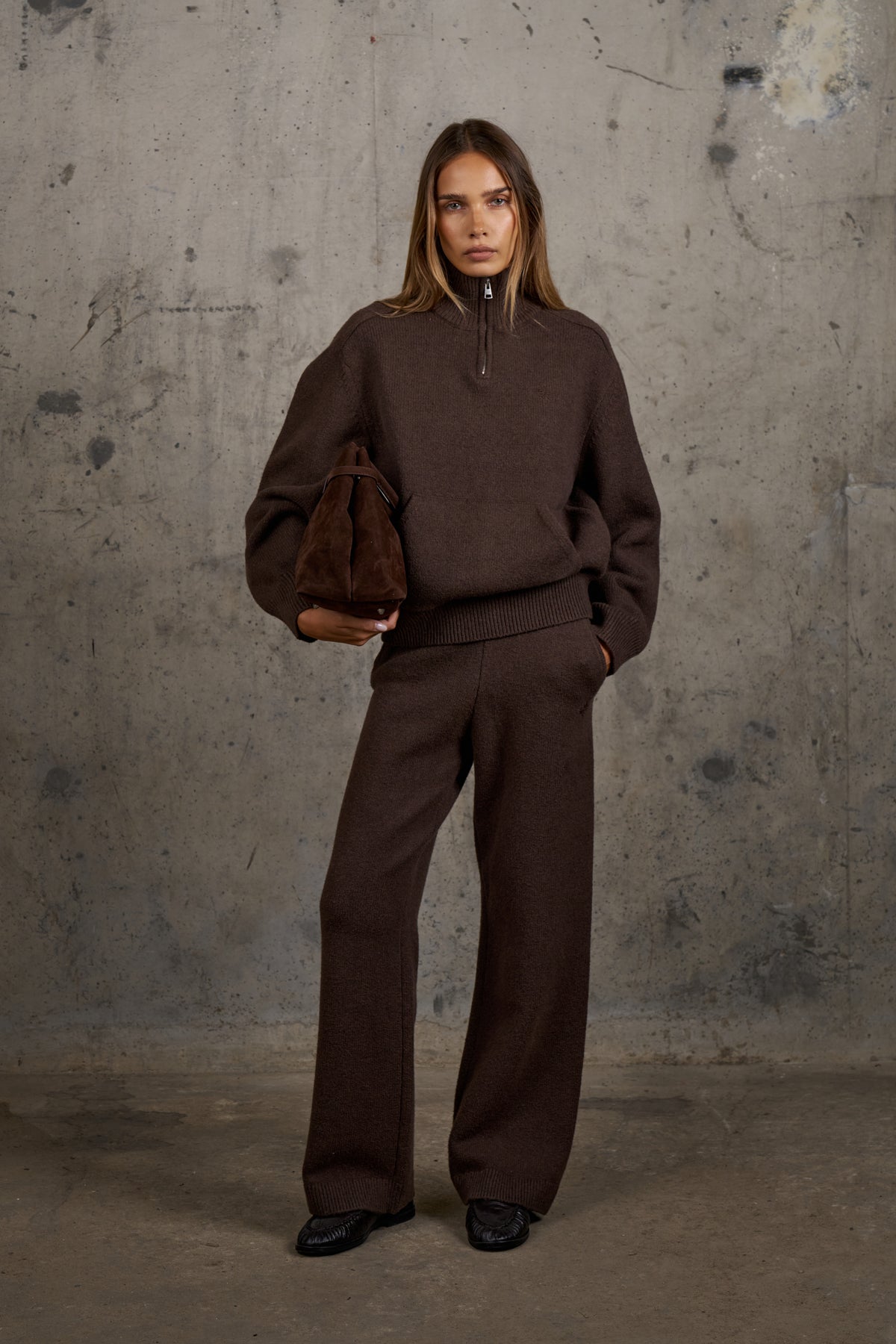 EMBLEM EMBROIDERED FUNNEL NECK - BROWN