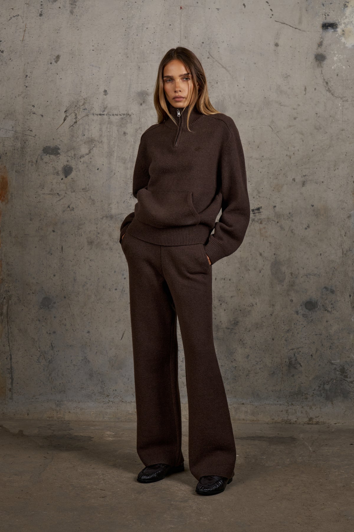 EMBLEM EMBROIDERED JOGGERS - BROWN