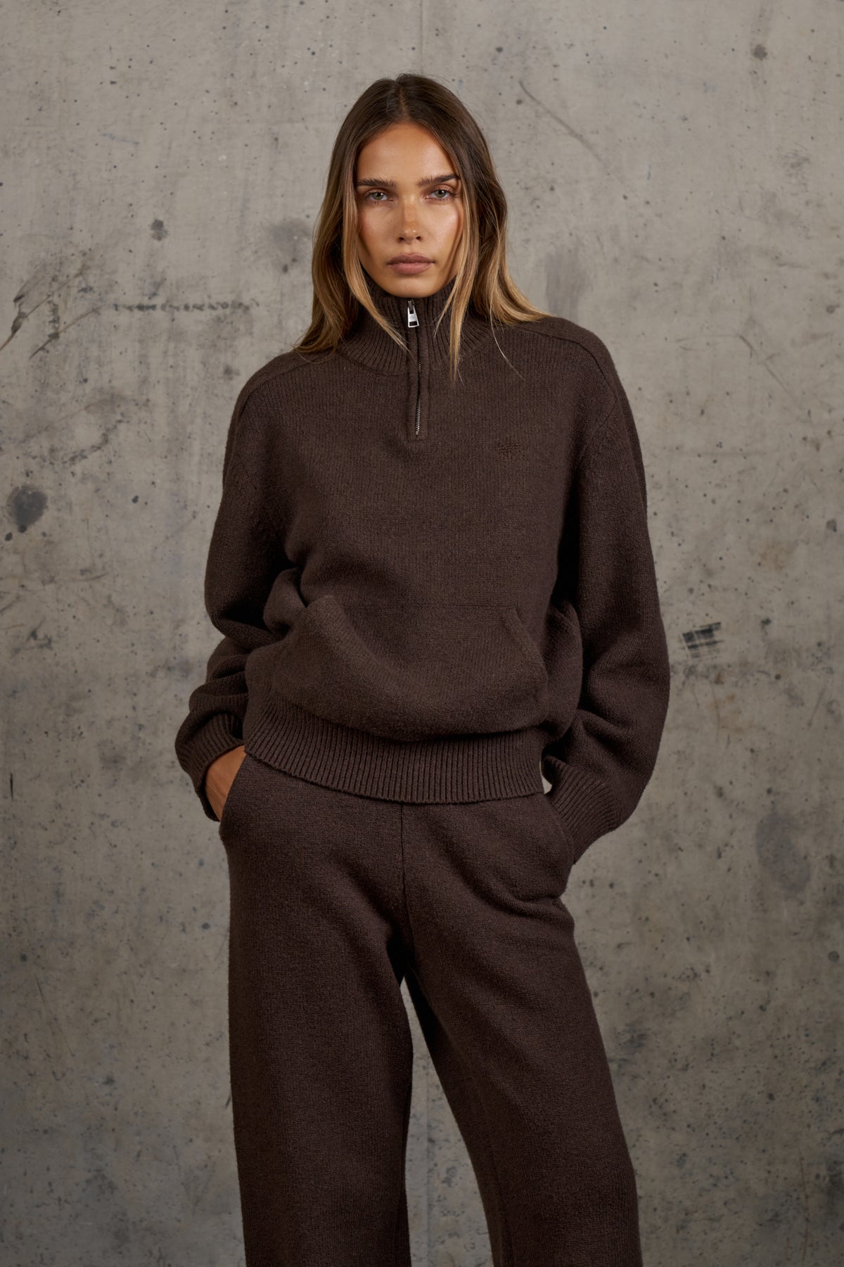 EMBLEM EMBROIDERED FUNNEL NECK - BROWN