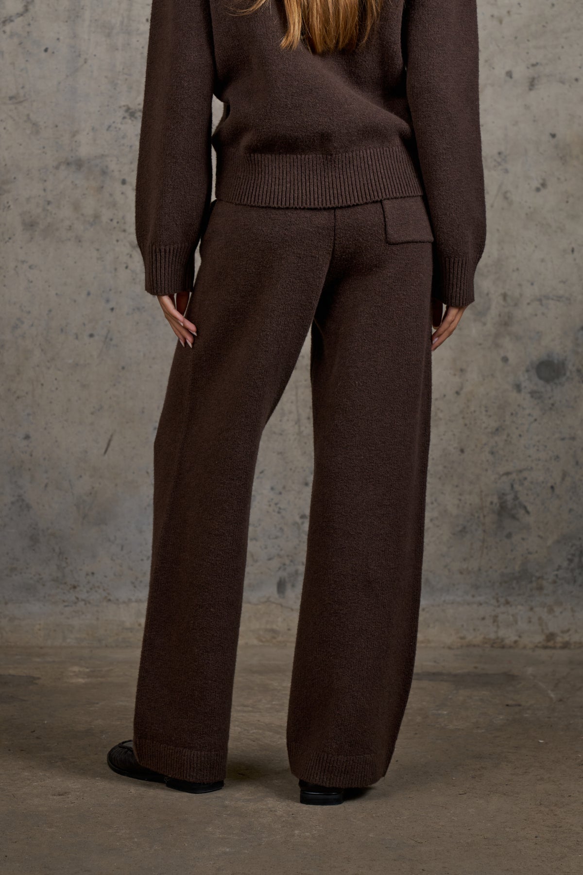 EMBLEM EMBROIDERED JOGGERS - BROWN