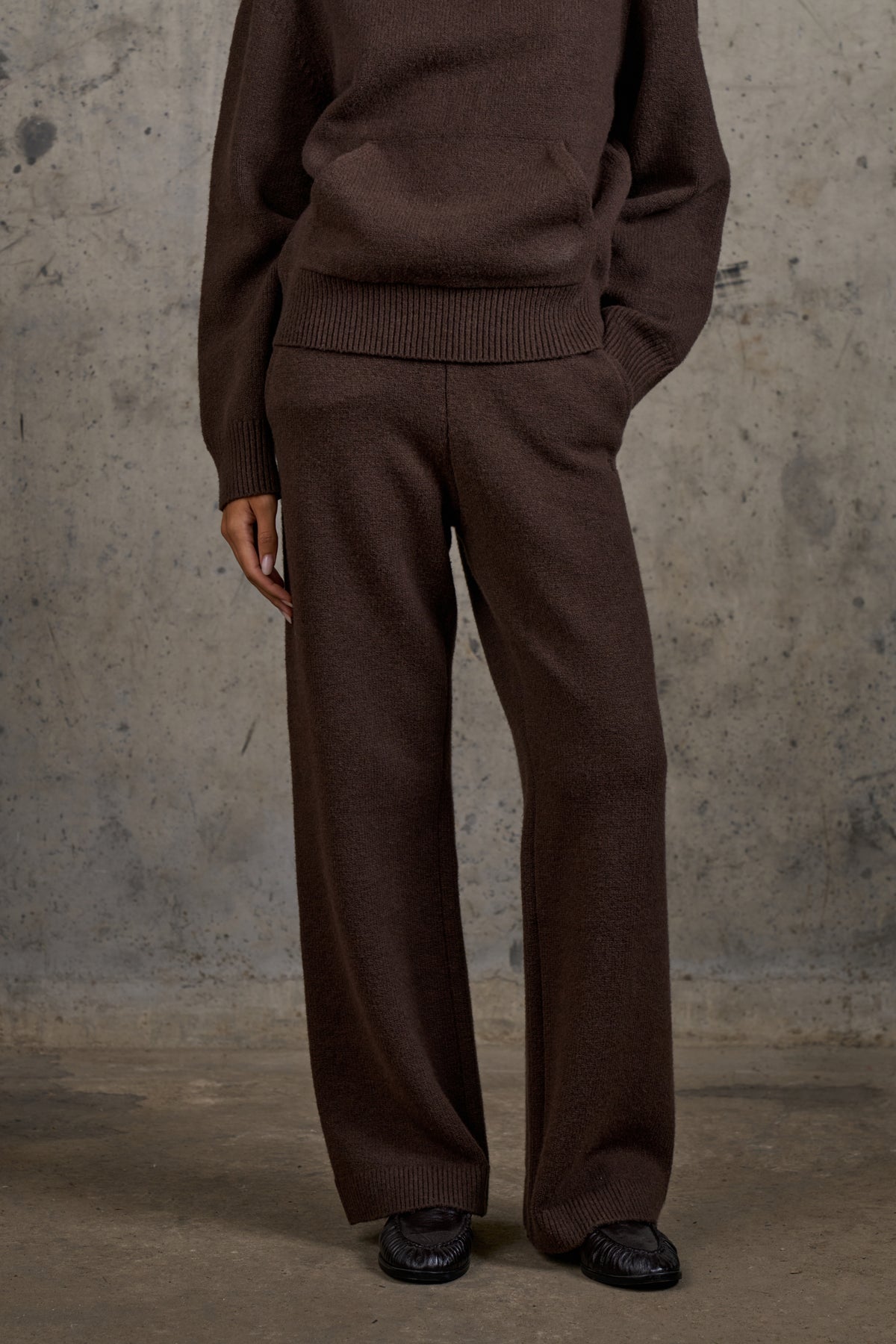 EMBLEM EMBROIDERED JOGGERS - BROWN