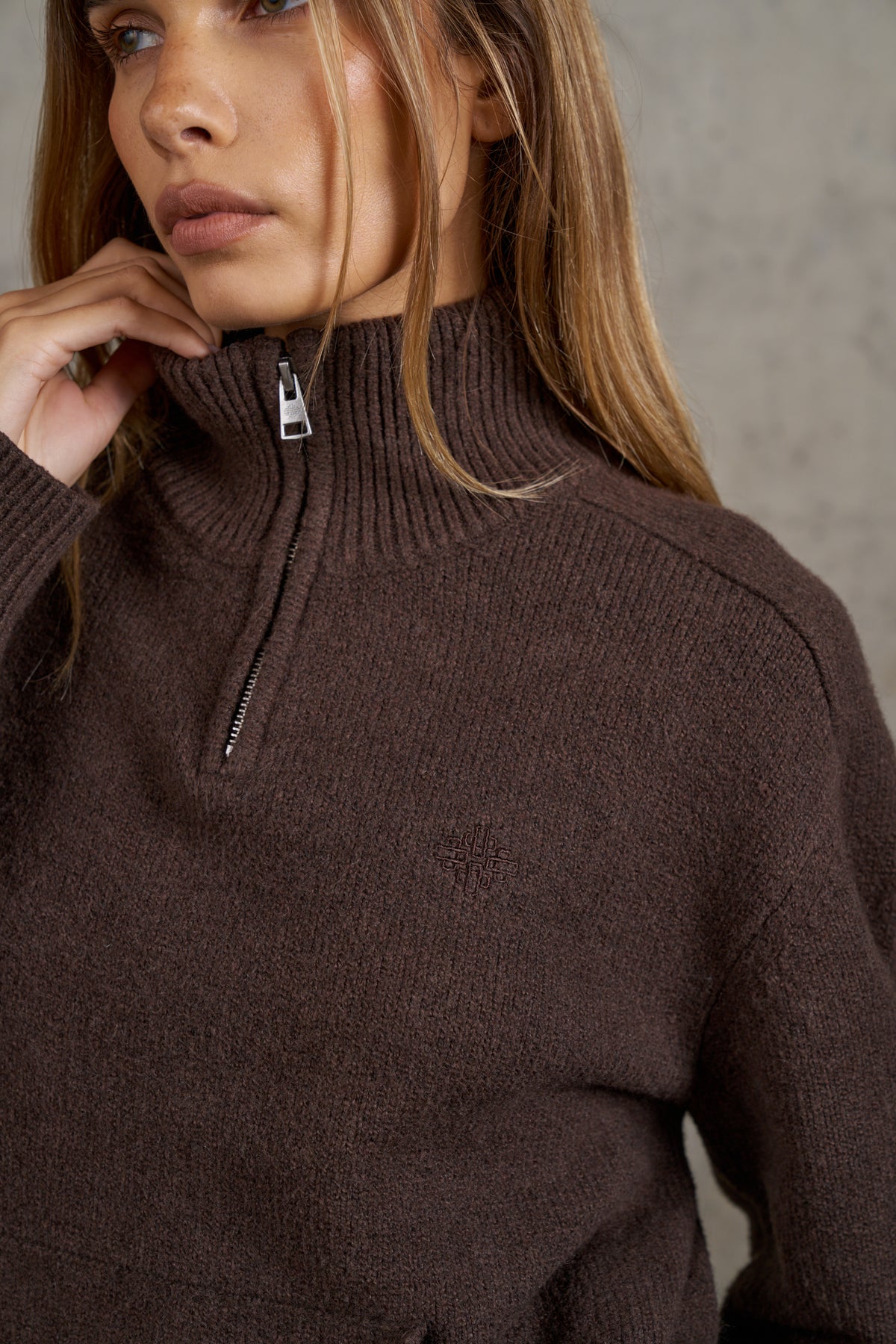 EMBLEM EMBROIDERED FUNNEL NECK - BROWN