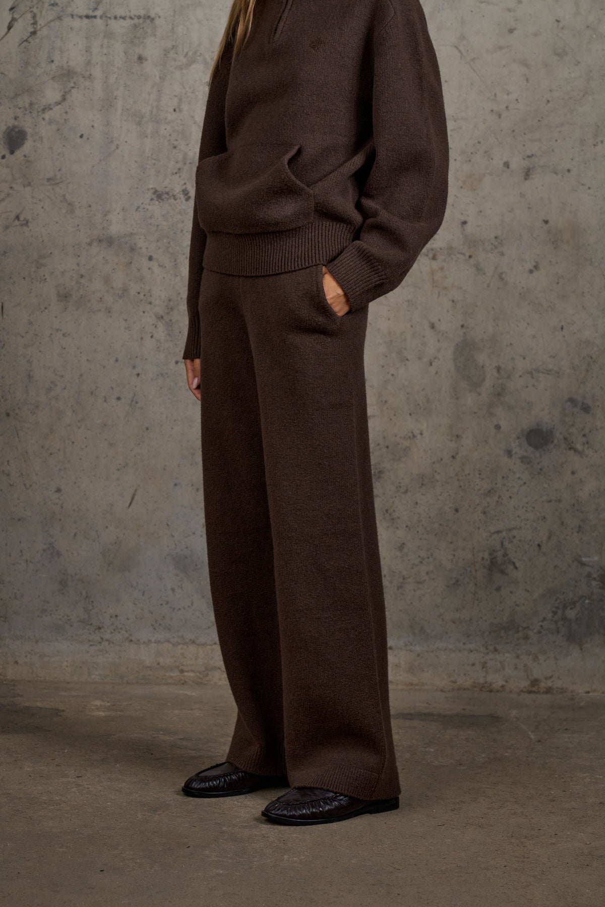 EMBLEM EMBROIDERED JOGGERS - BROWN