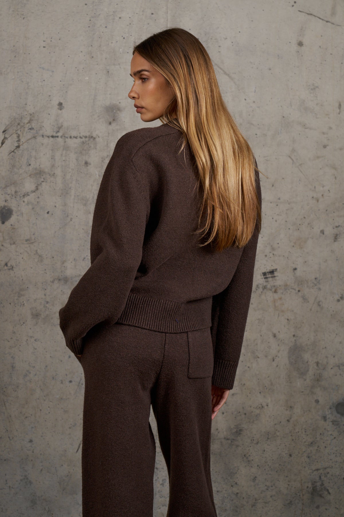 EMBLEM EMBROIDERED CREW - BROWN