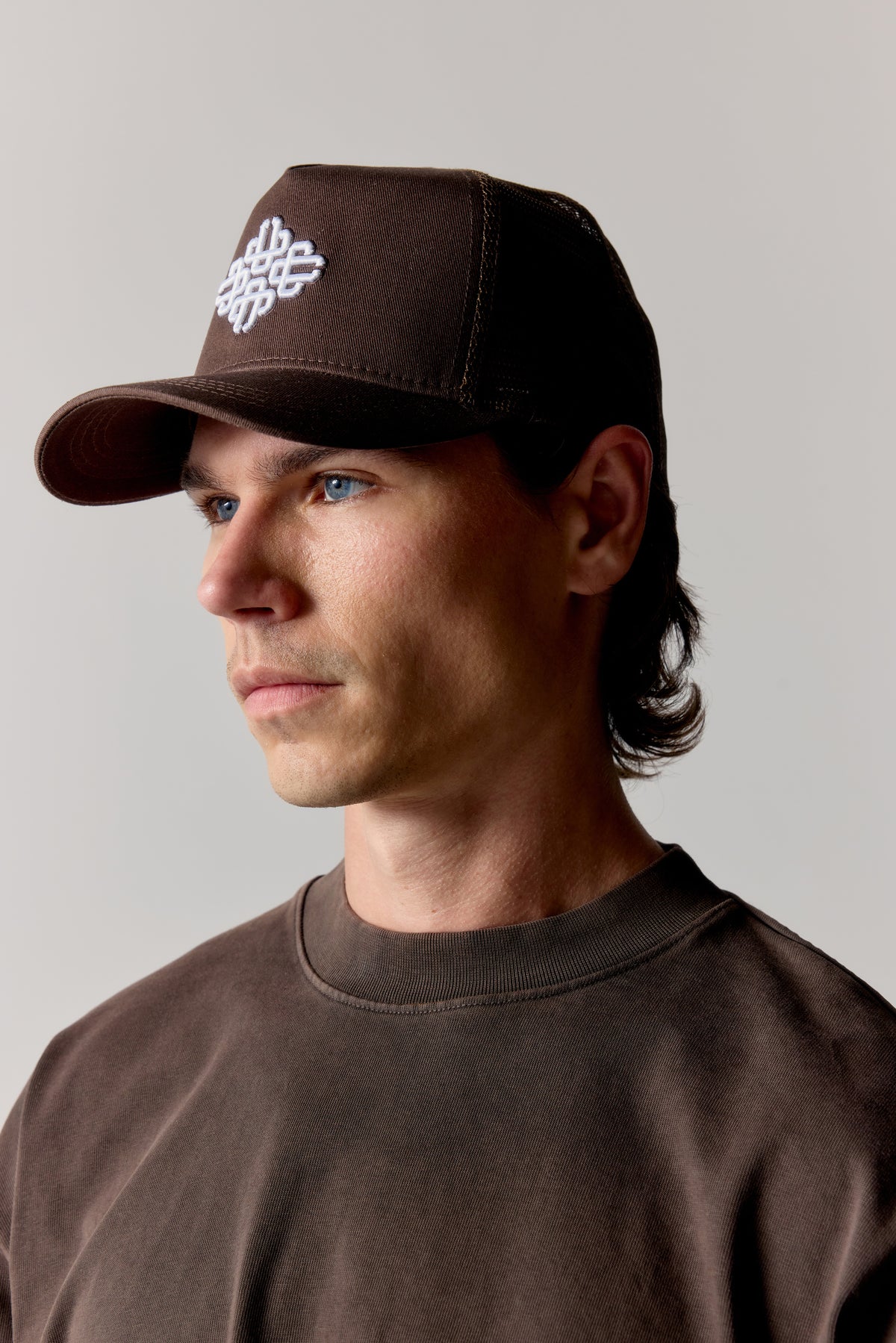 EMBLEM EMBROIDERED MESH BACK CAP - BROWN