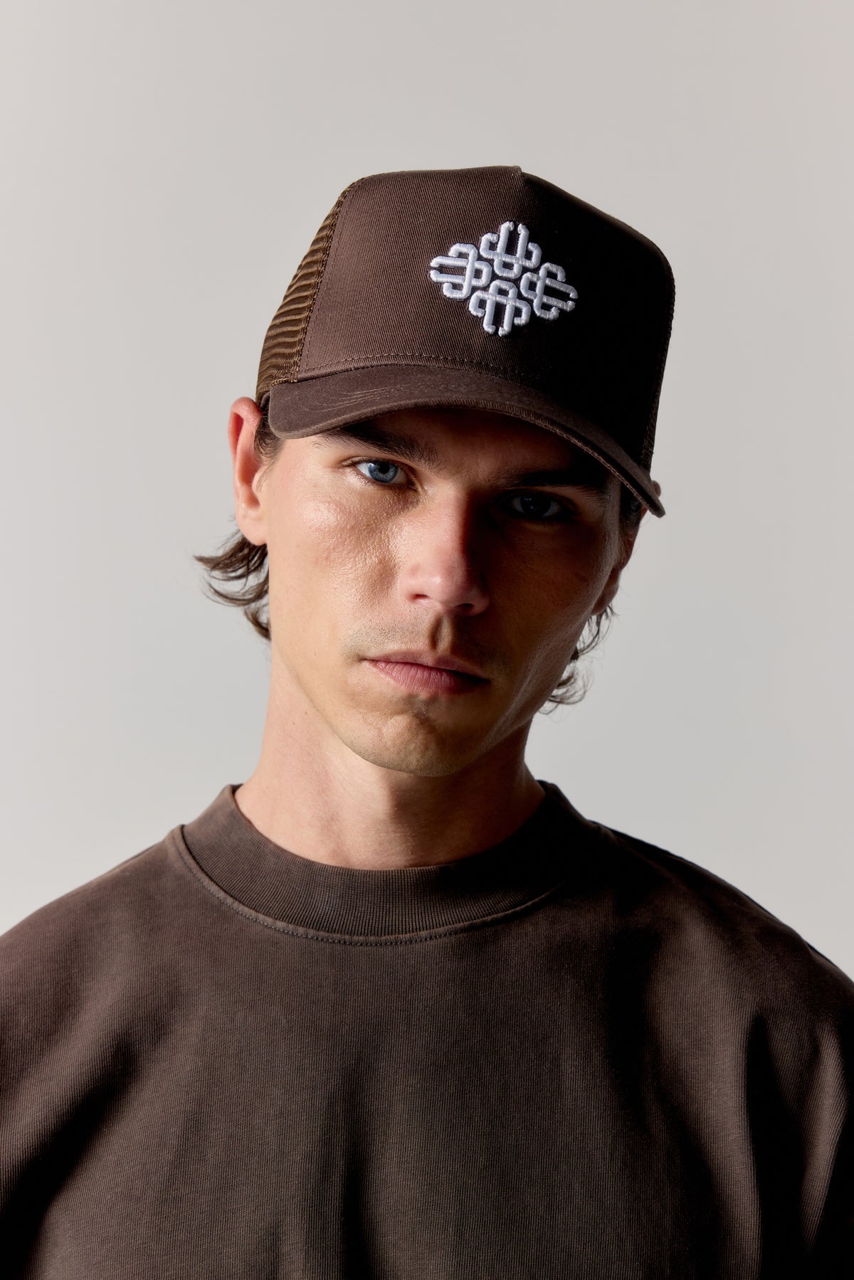 EMBLEM EMBROIDERED MESH BACK CAP - BROWN
