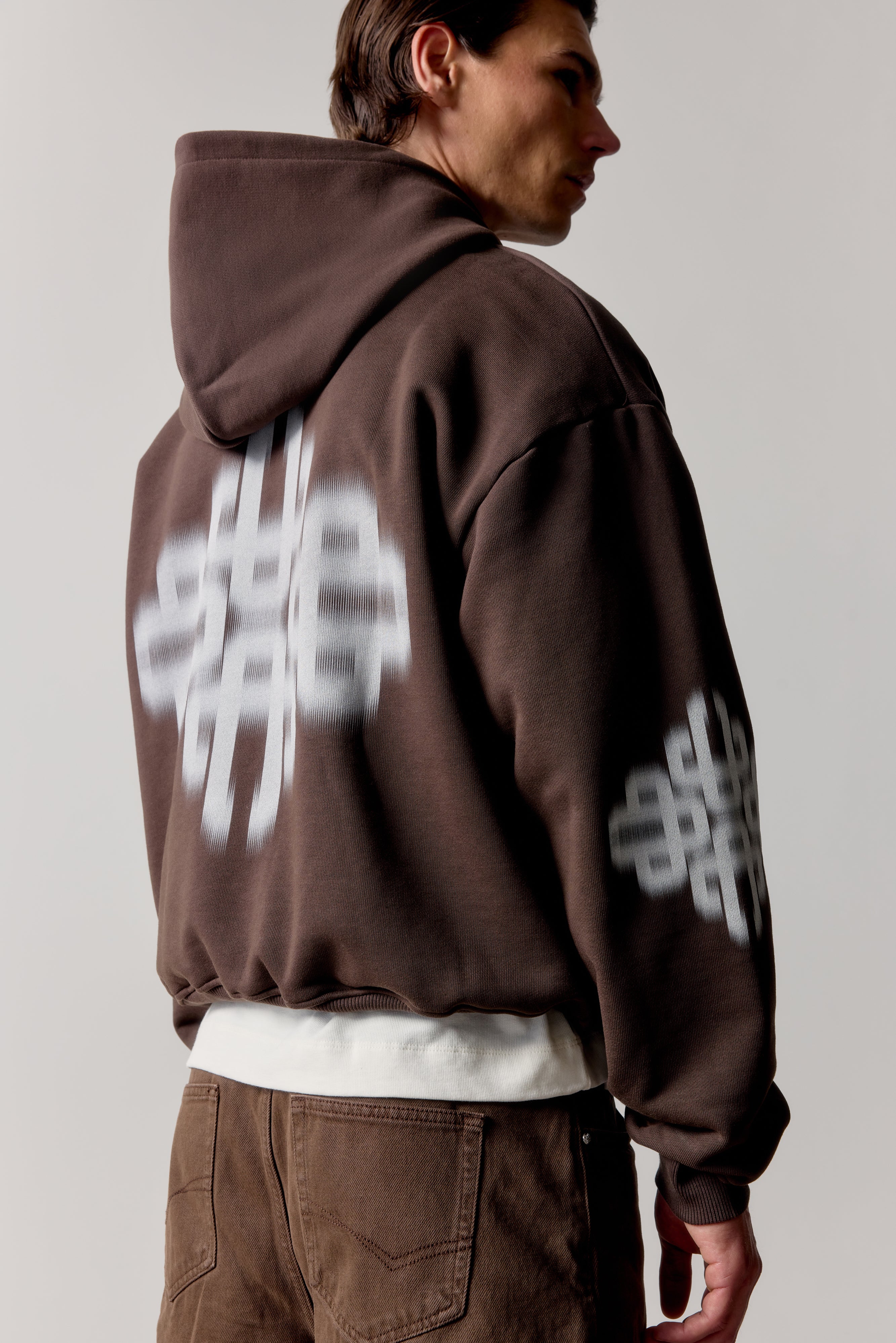 MOTION BLURRED EMBLEM HOODIE - BROWN