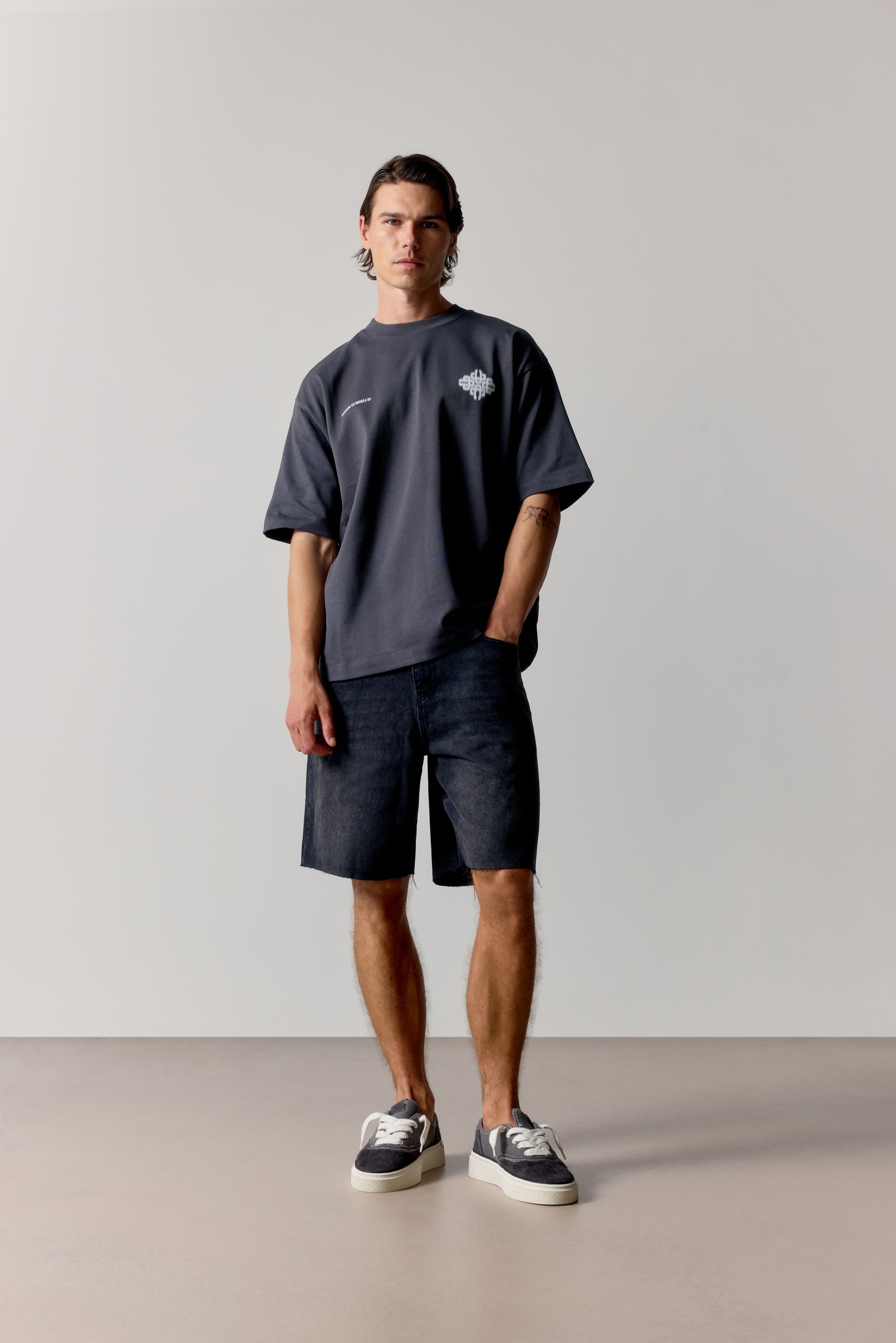 MOTION BLURRED EMBLEM T-SHIRT - CHARCOAL