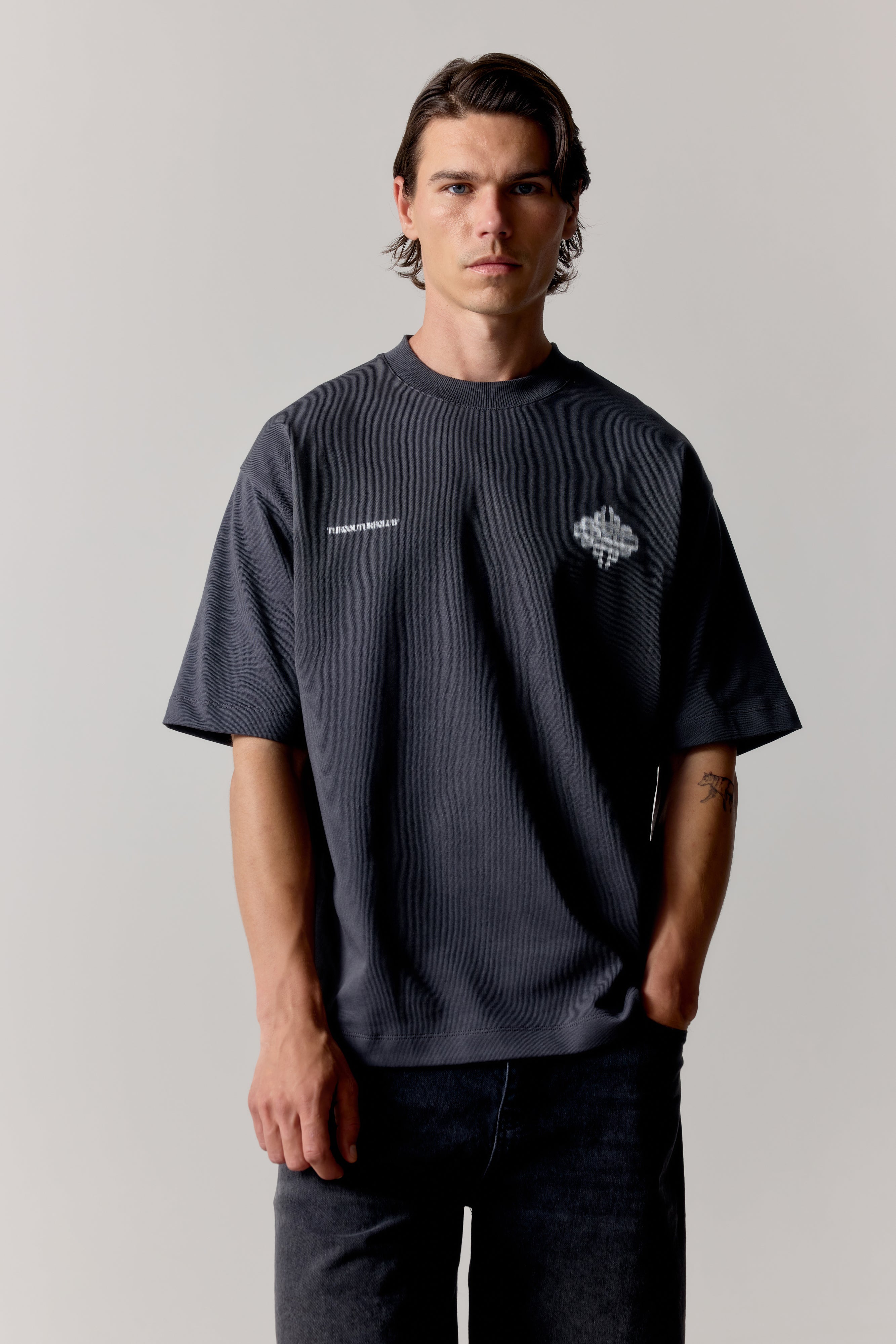 MOTION BLURRED EMBLEM T-SHIRT - CHARCOAL