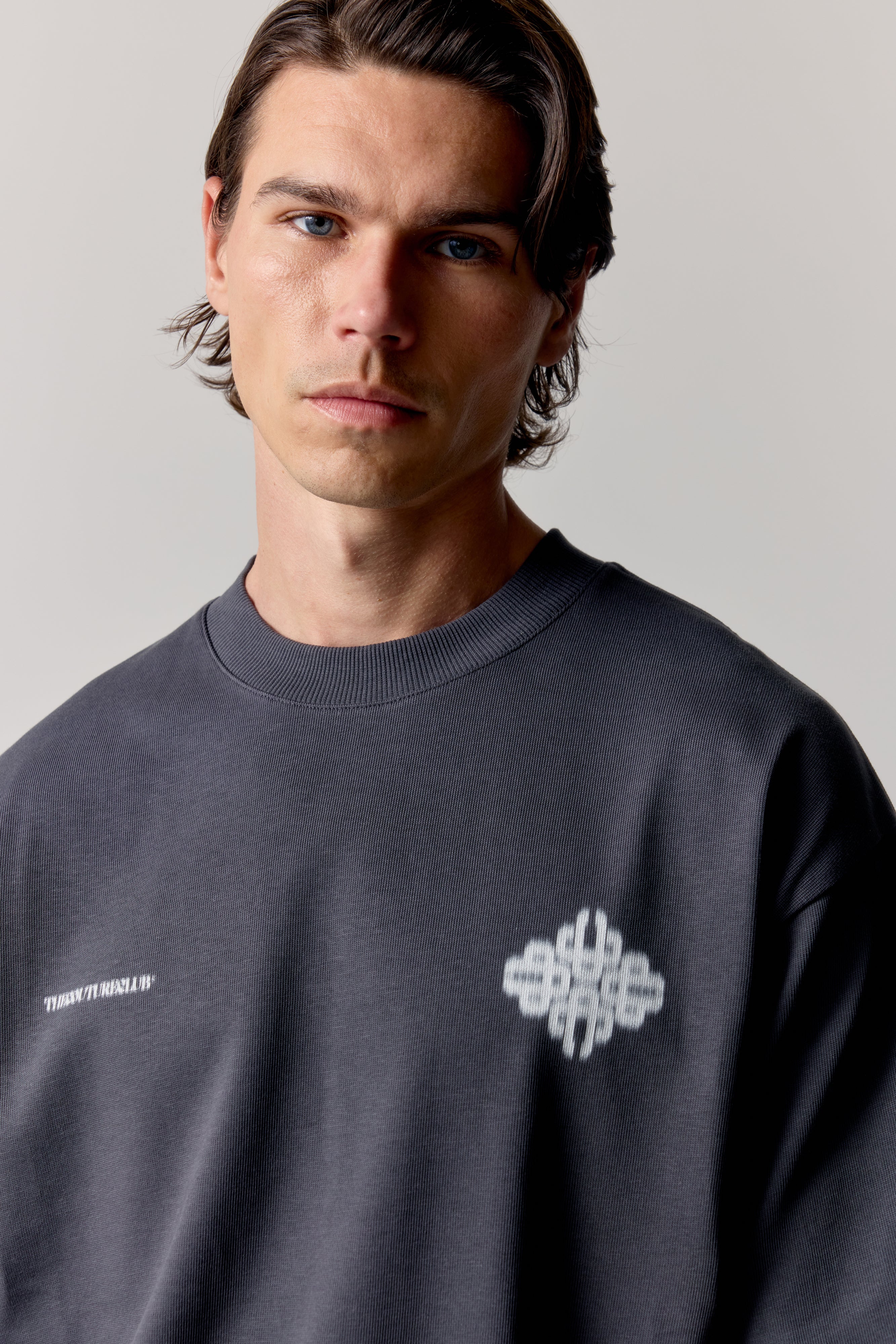 MOTION BLURRED EMBLEM T-SHIRT - CHARCOAL