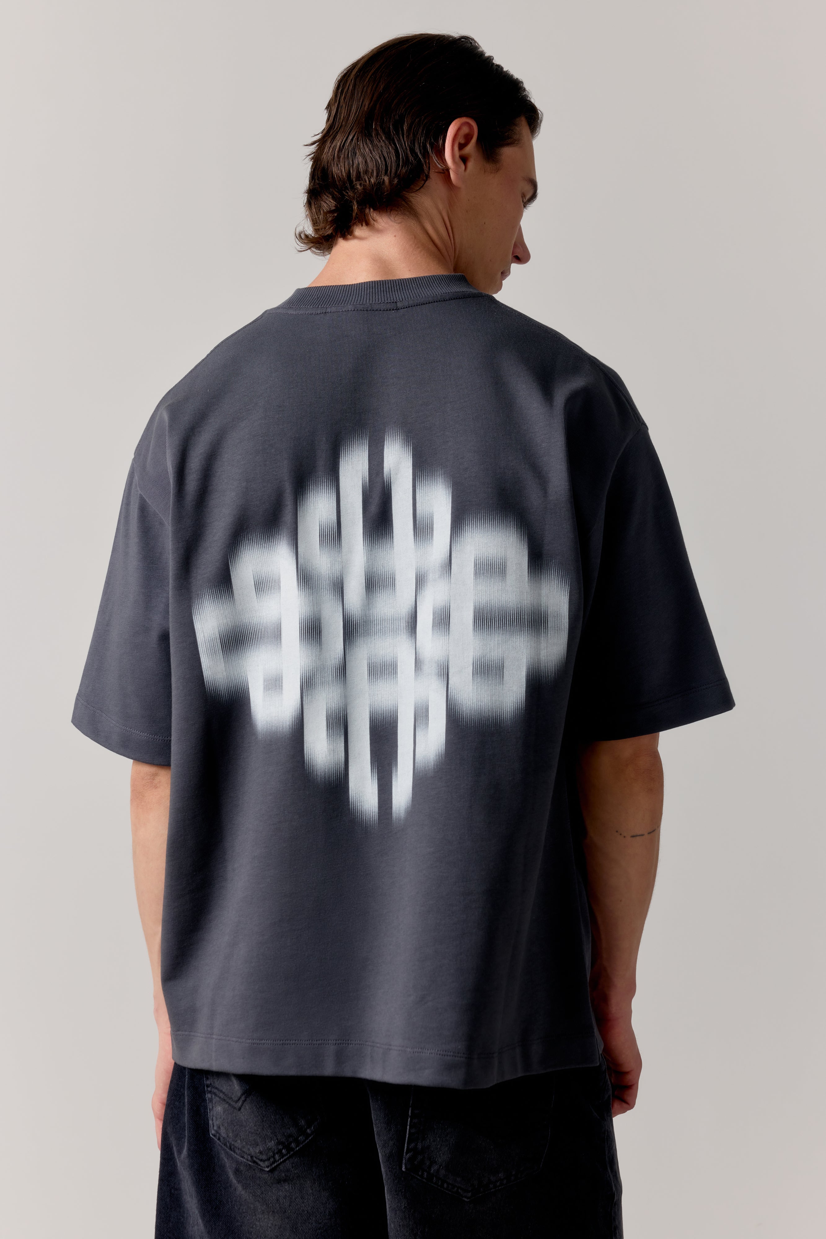 MOTION BLURRED EMBLEM T-SHIRT - CHARCOAL