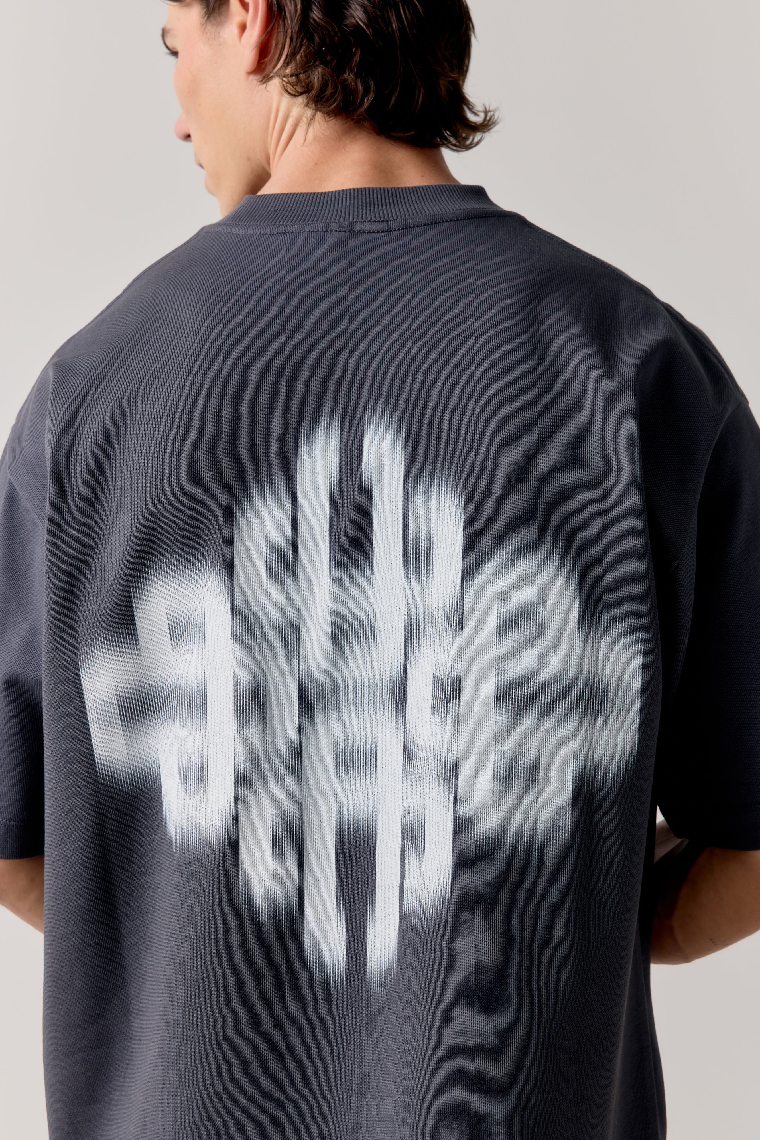 MOTION BLURRED EMBLEM T-SHIRT - CHARCOAL