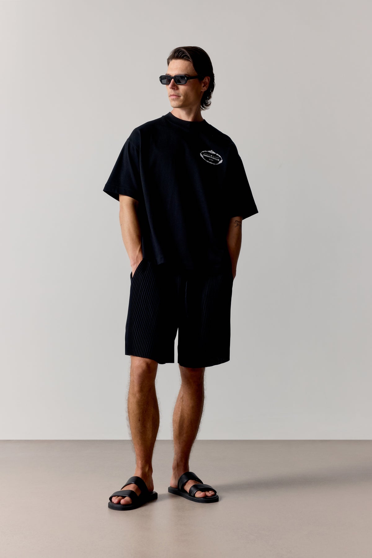 COPYRIGHT CREST GRAPHIC T-SHIRT - BLACK