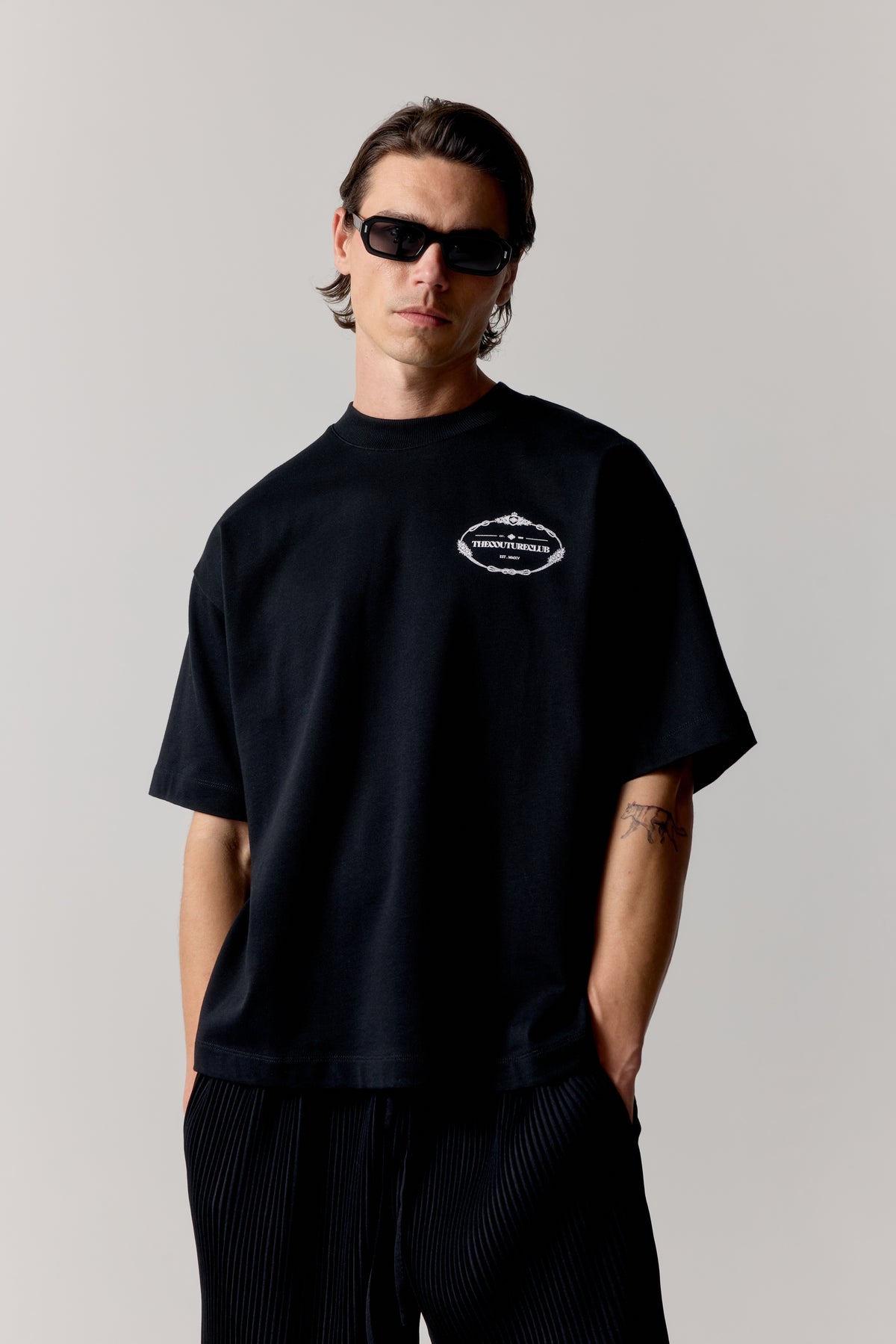 COPYRIGHT CREST GRAPHIC T-SHIRT - BLACK