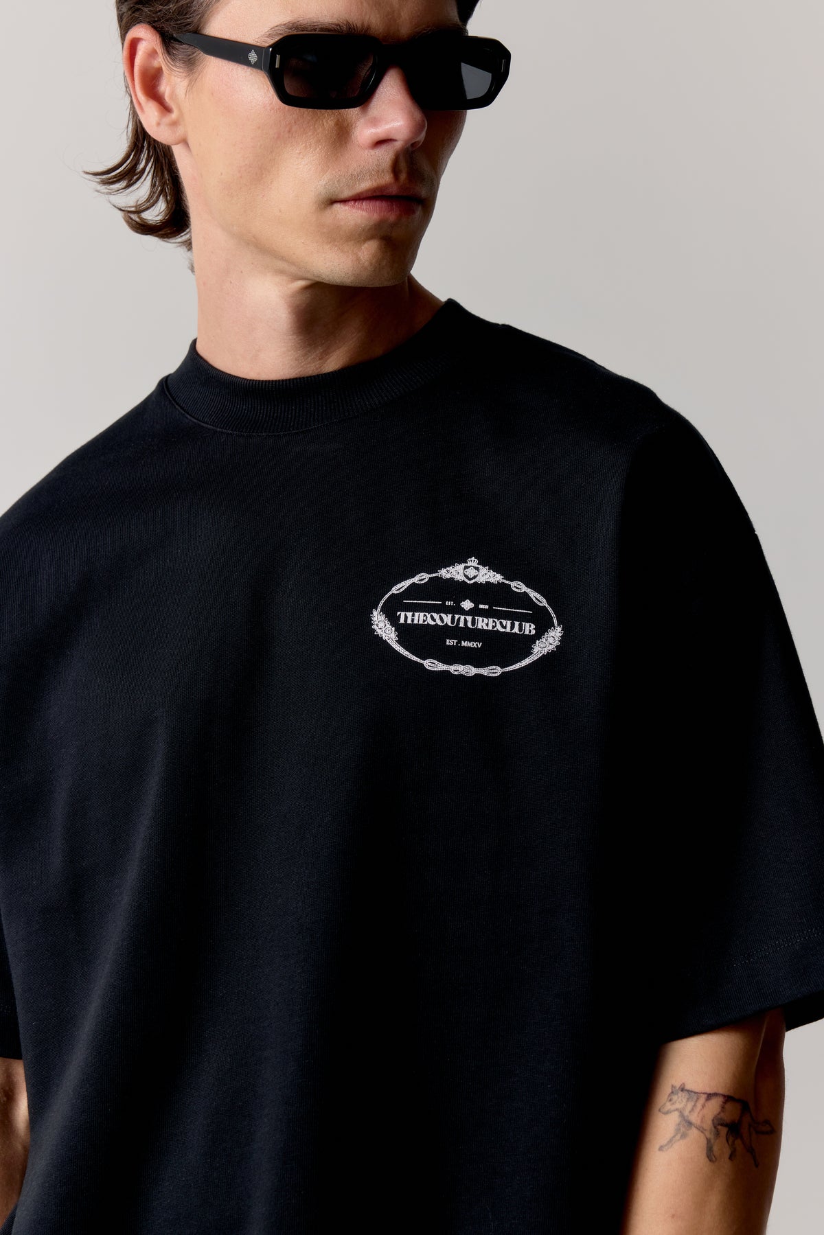 COPYRIGHT CREST GRAPHIC T-SHIRT - BLACK