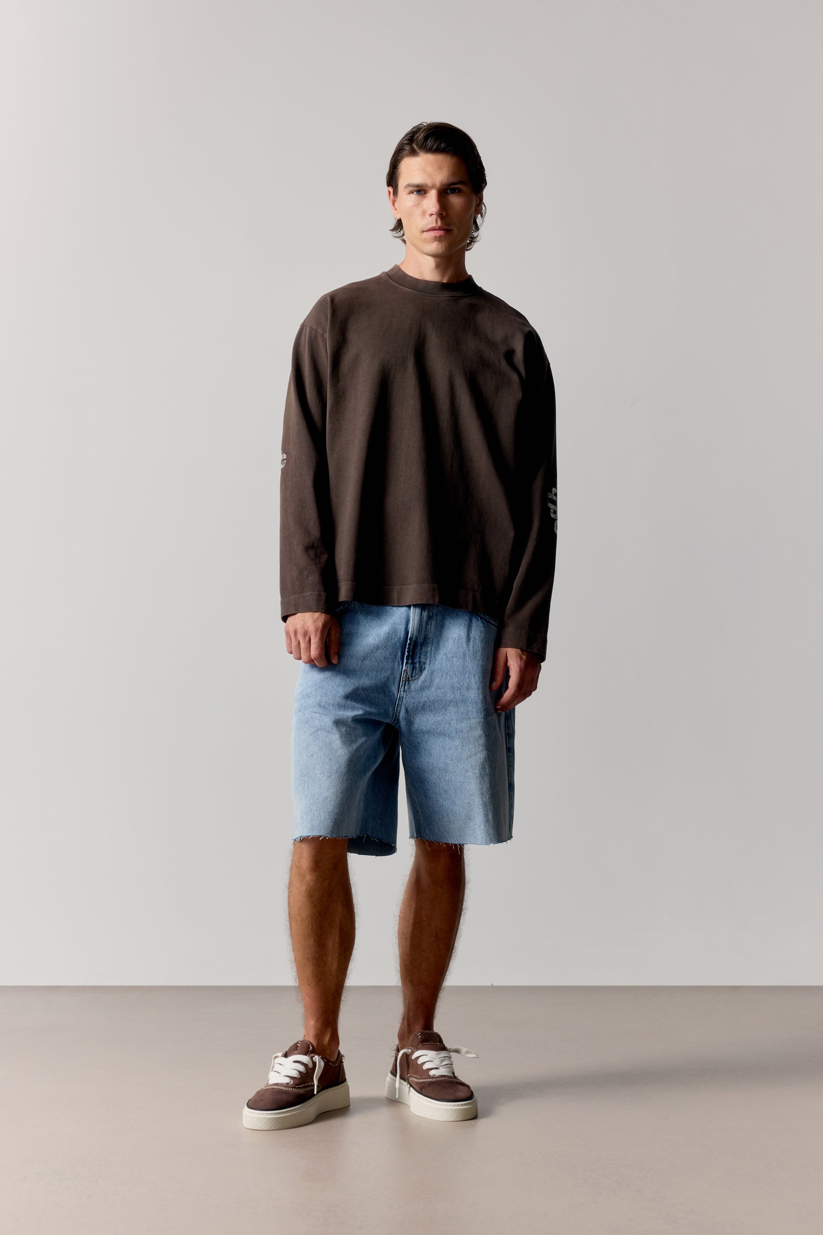 WASHED EMBLEM PRINT LONG SLEEVE T-SHIRT - BROWN