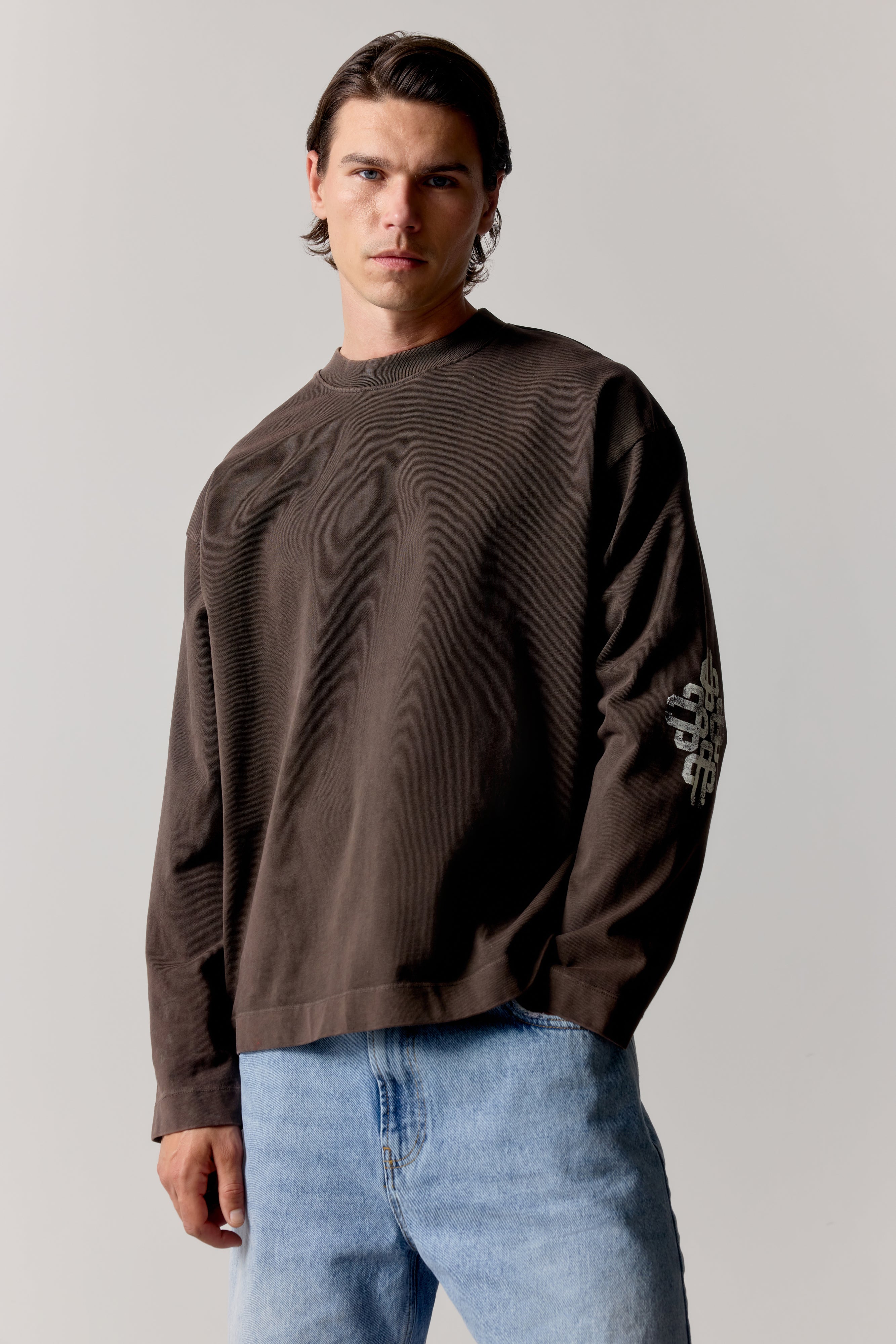 WASHED EMBLEM PRINT LONG SLEEVE T-SHIRT - BROWN