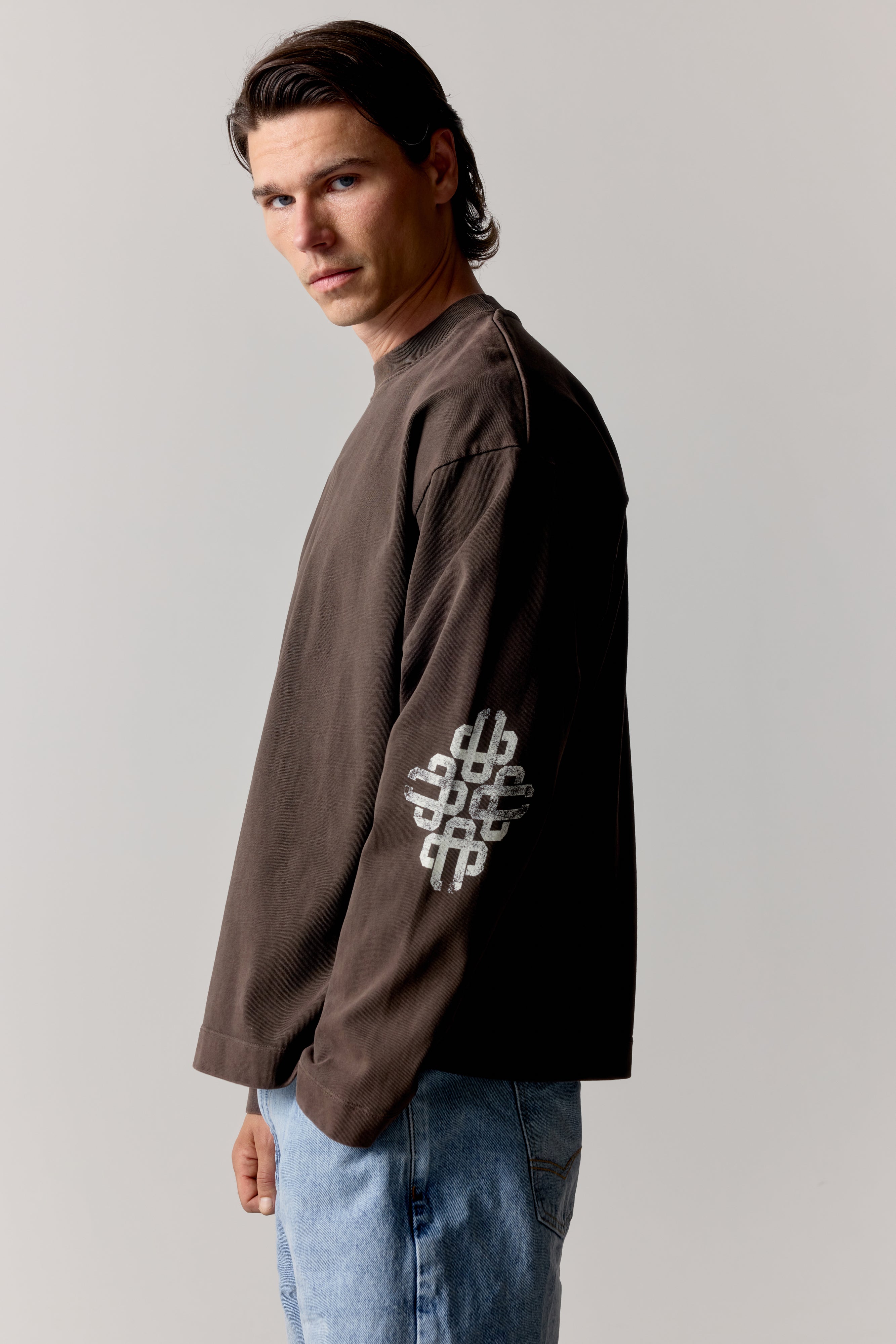 WASHED EMBLEM PRINT LONG SLEEVE T-SHIRT - BROWN