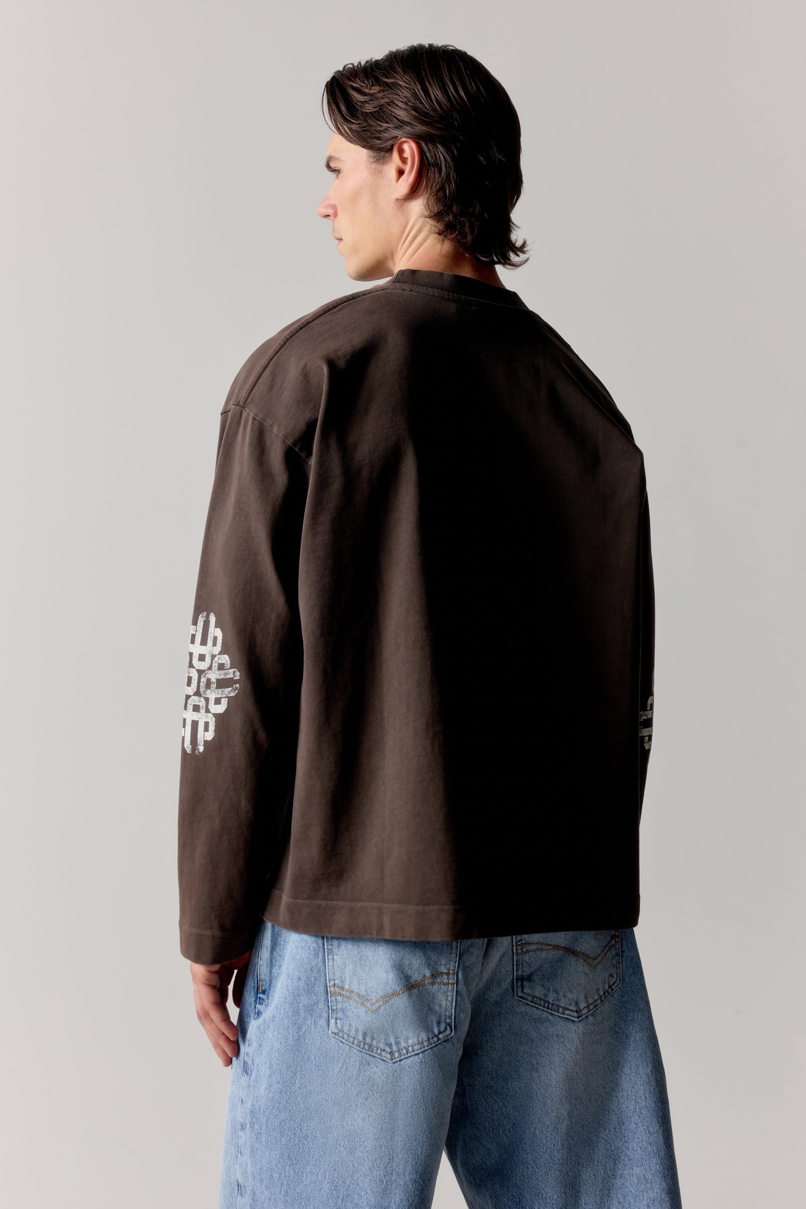WASHED EMBLEM PRINT LONG SLEEVE T-SHIRT - BROWN