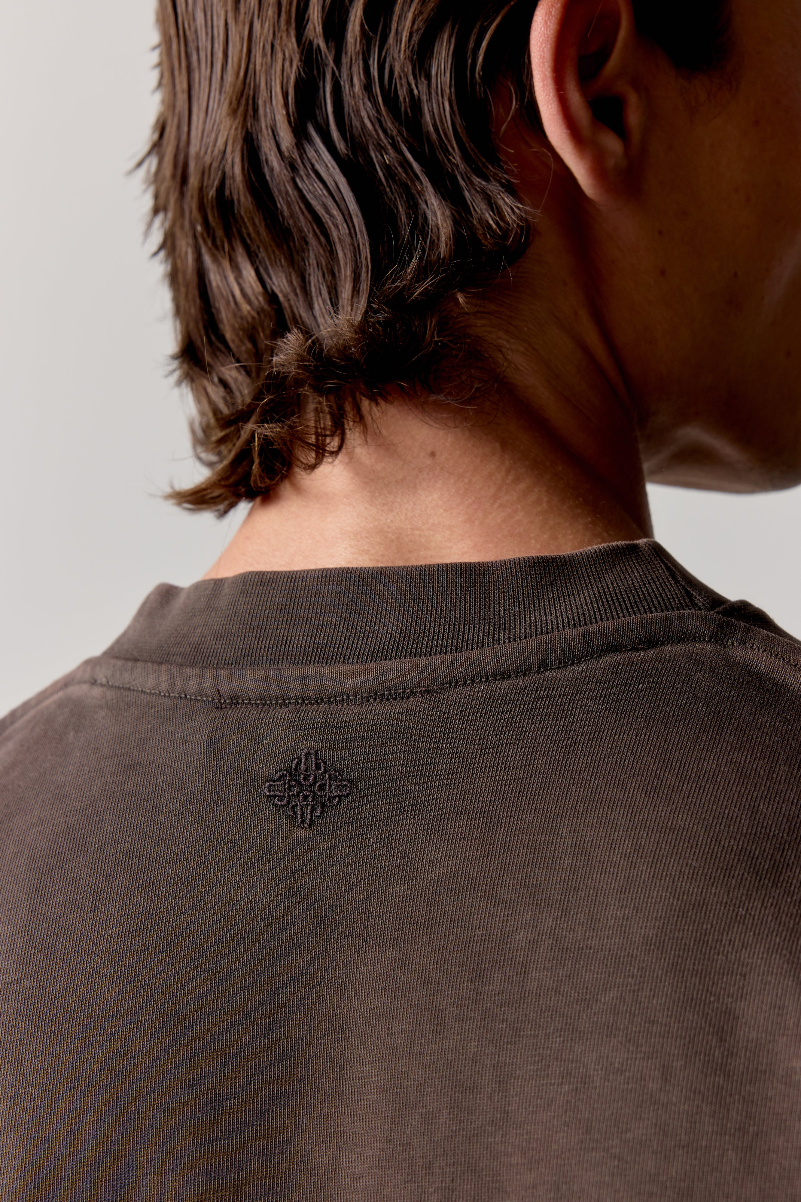 WASHED EMBLEM PRINT LONG SLEEVE T-SHIRT - BROWN