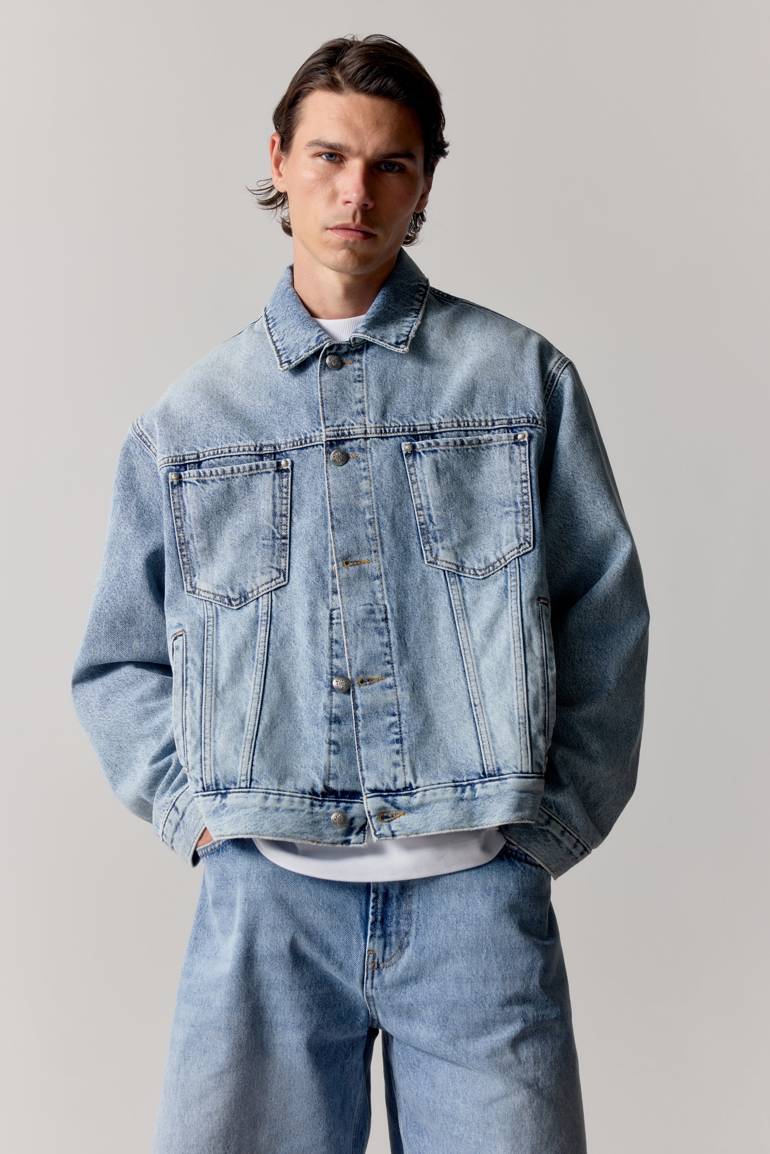 WASHED DENIM TRUCKER JACKET - BLUE WASH