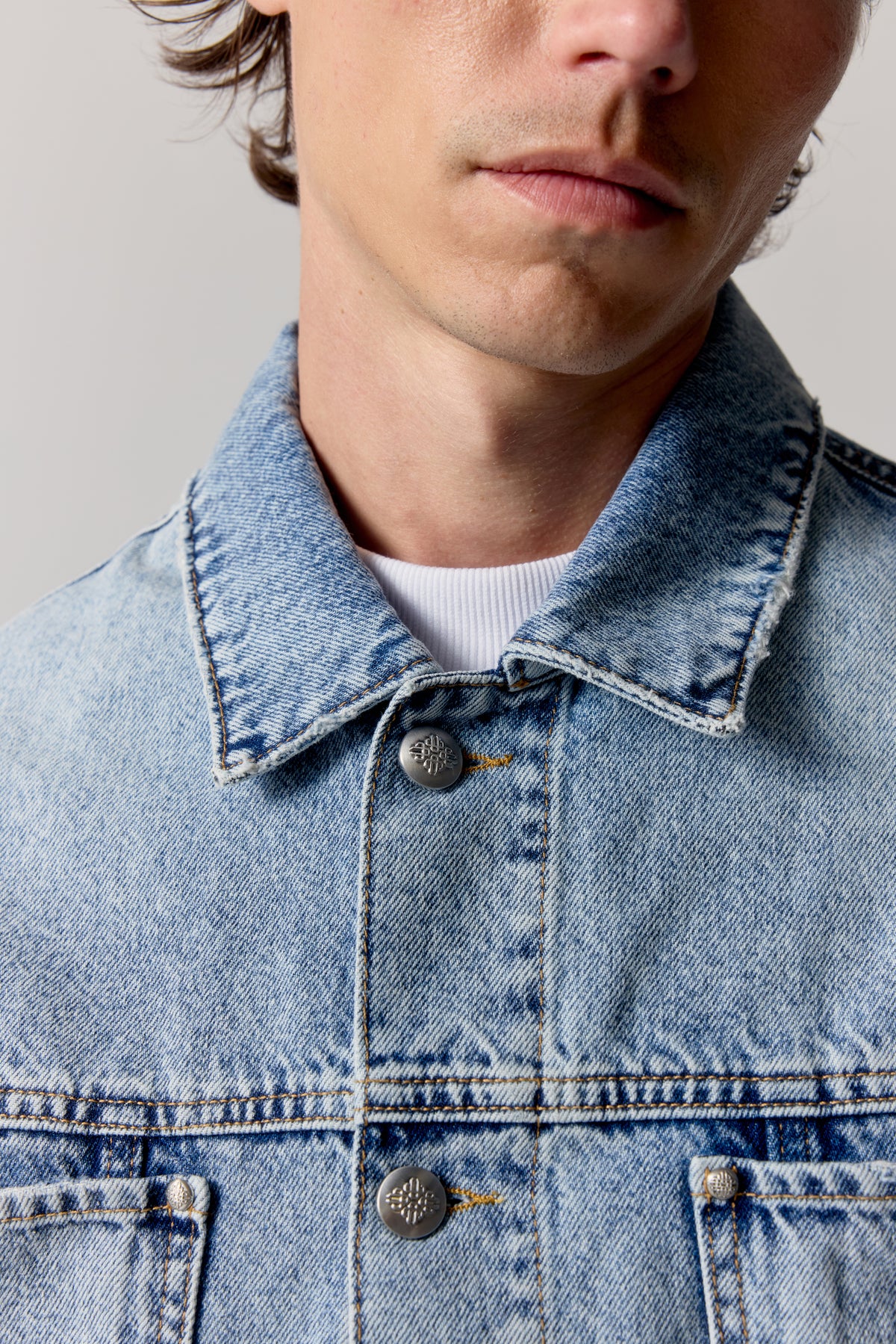 WASHED DENIM TRUCKER JACKET - BLUE WASH