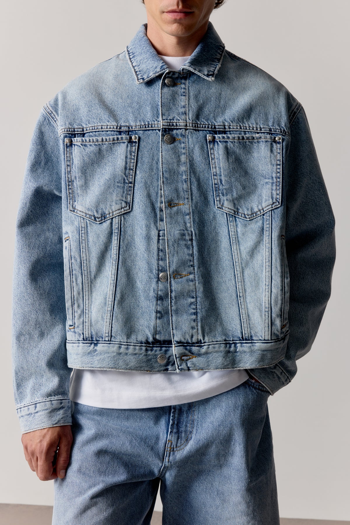WASHED DENIM TRUCKER JACKET - BLUE WASH