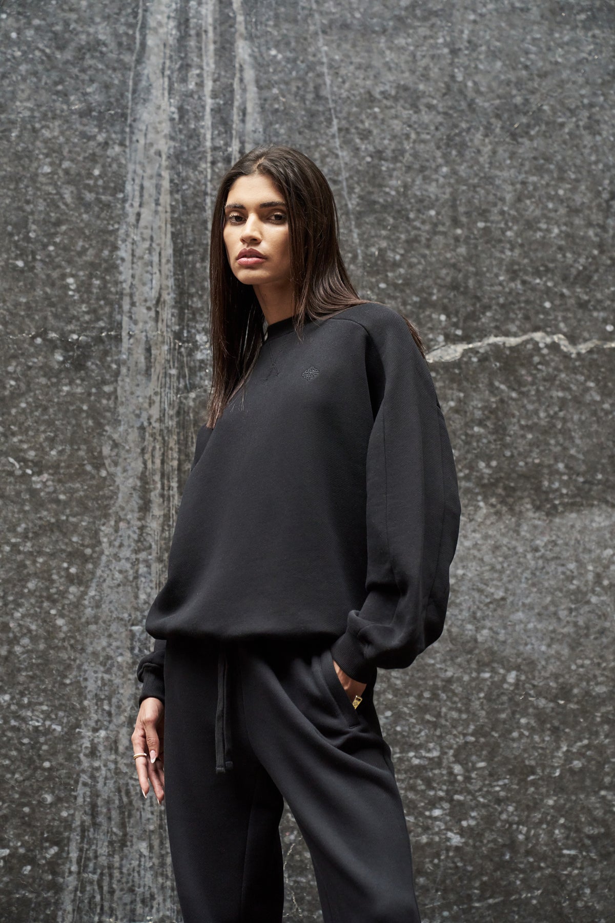 LAUNDERED CLASSICS SEAM DETAIL SWEATSHIRT - WASHED BLACK
