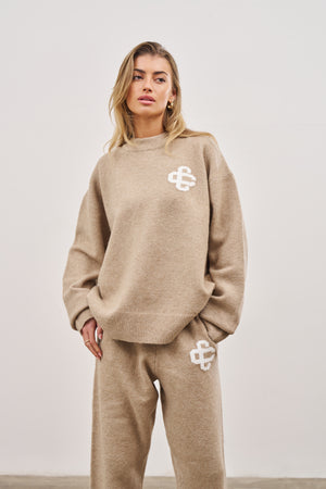 FLUFFY KNIT EMBLEM CREW - BEIGE