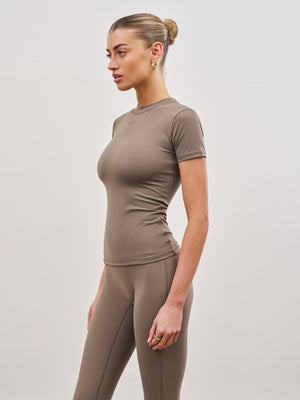 SCULPTING STRETCH EMBLEM BABY TEE - COCOA
