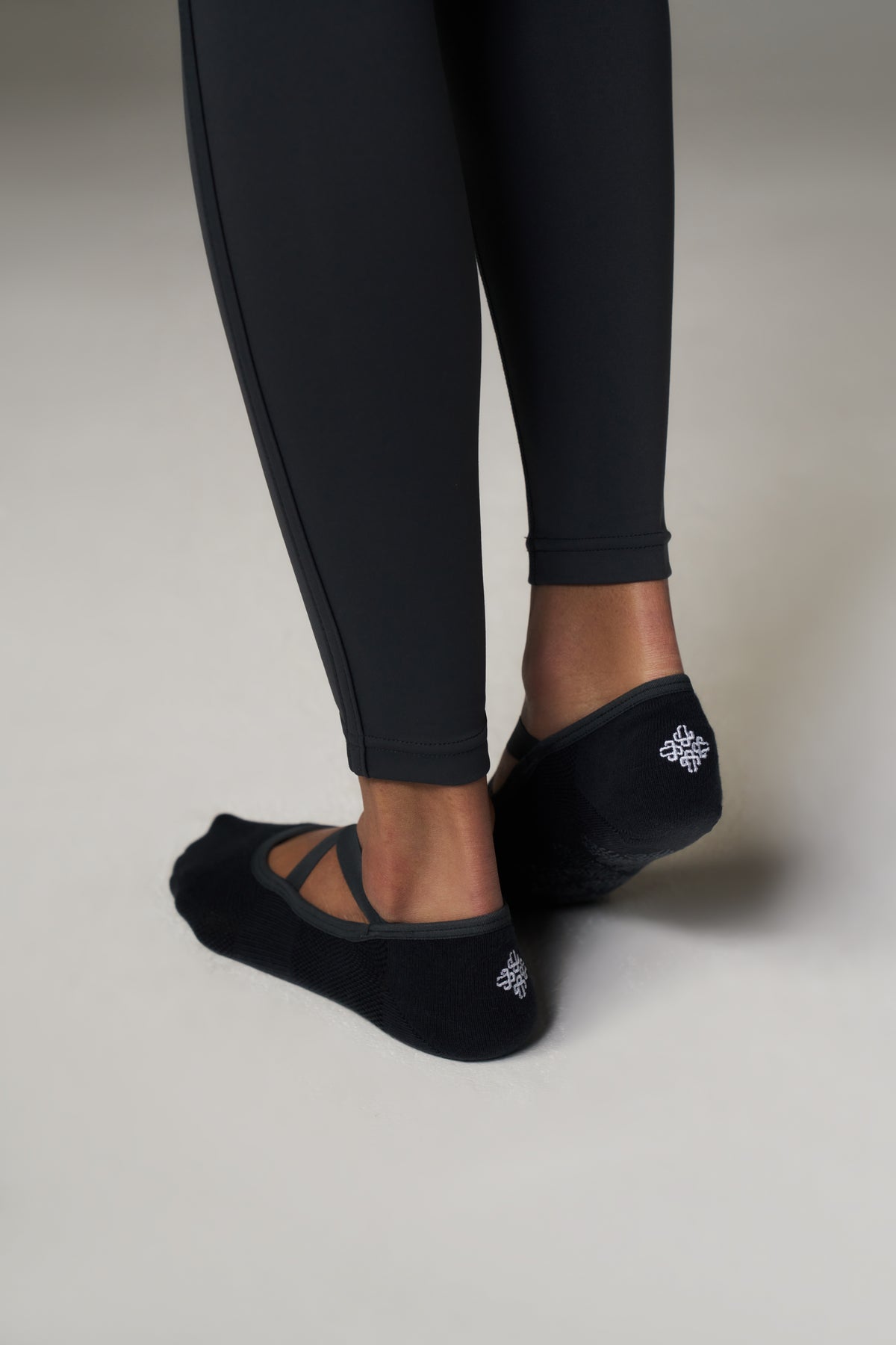 EMBLEM BARRE GRIP SOCKS - MIDNIGHT GREY