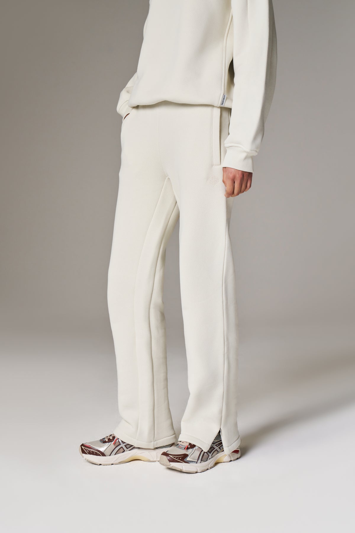 LAUNDERED CLASSICS STRAIGHT LEG JOGGERS - ECRU