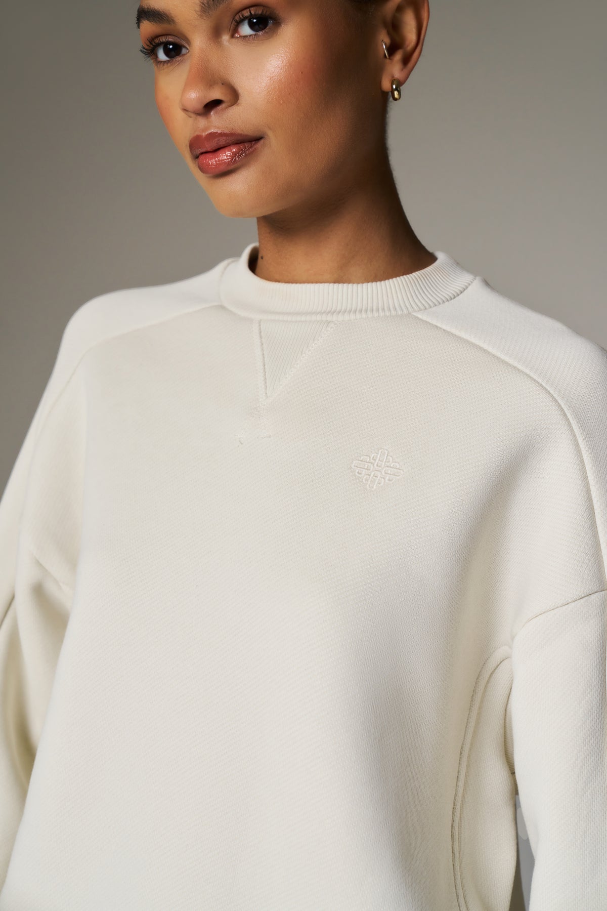 LAUNDERED CLASSICS SEAM DETAIL SWEATSHIRT - ECRU