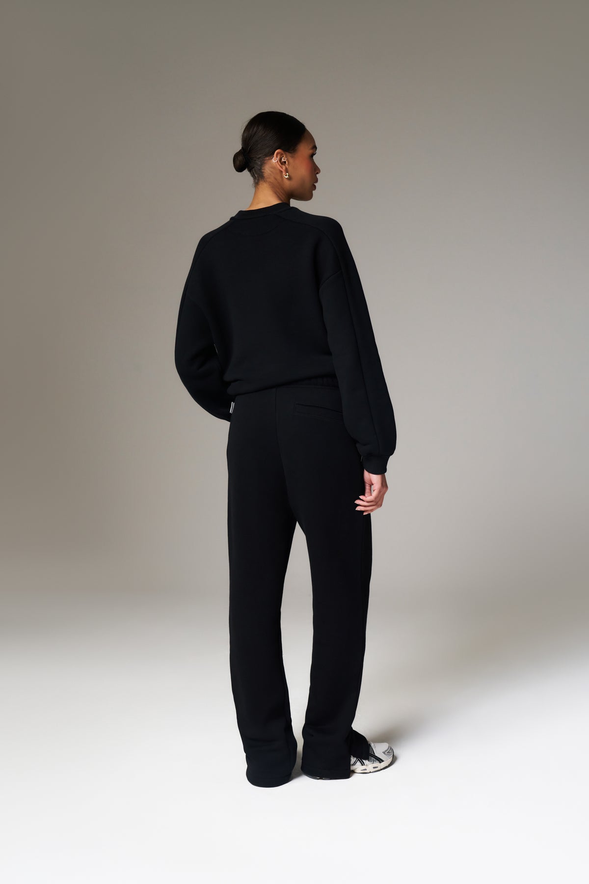 LAUNDERED CLASSICS SEAM DETAIL SWEATSHIRT - WASHED BLACK