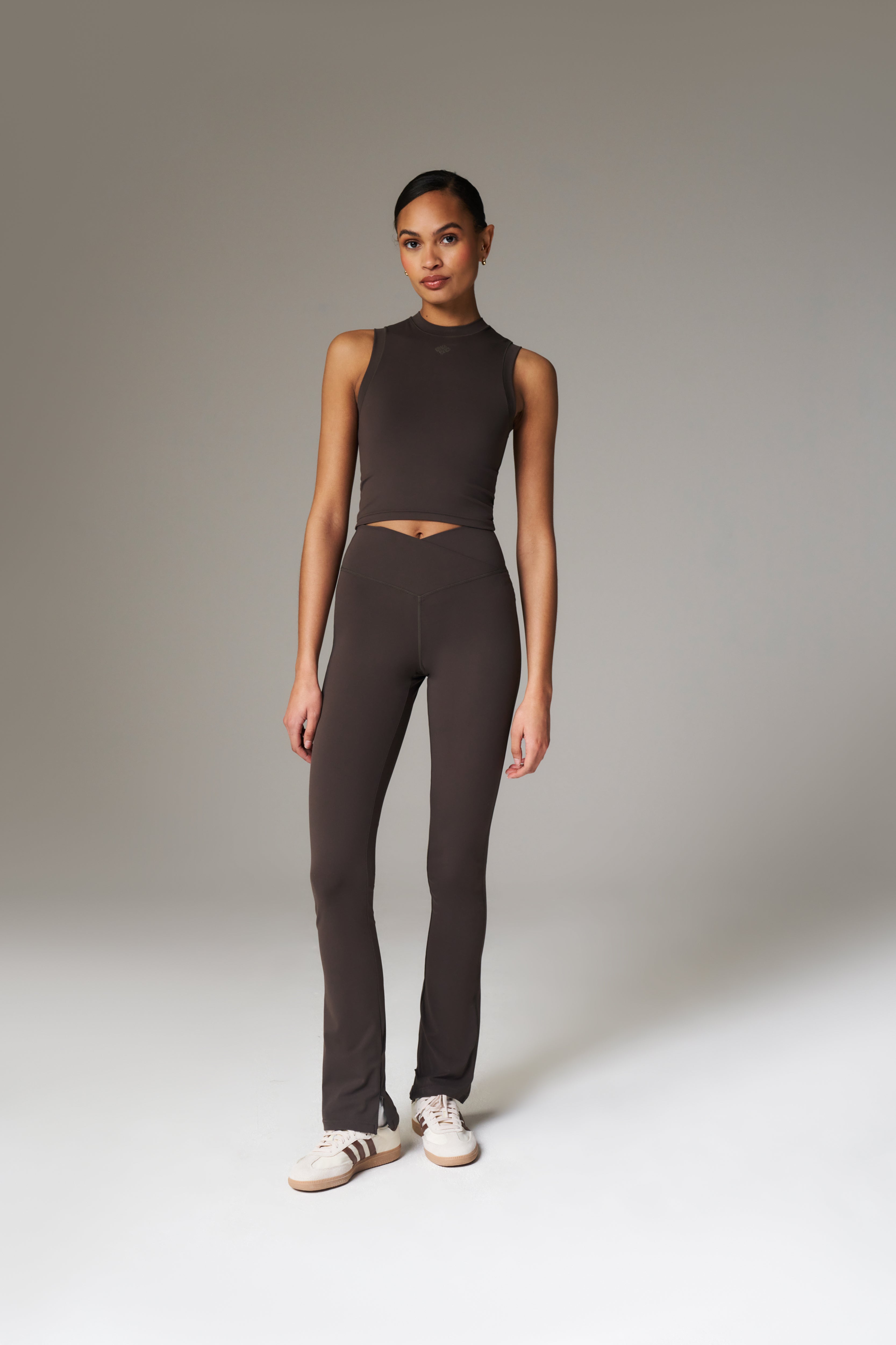 SCULPTING STRETCH HIGH NECK EMBLEM RACER - CHOCOLATE