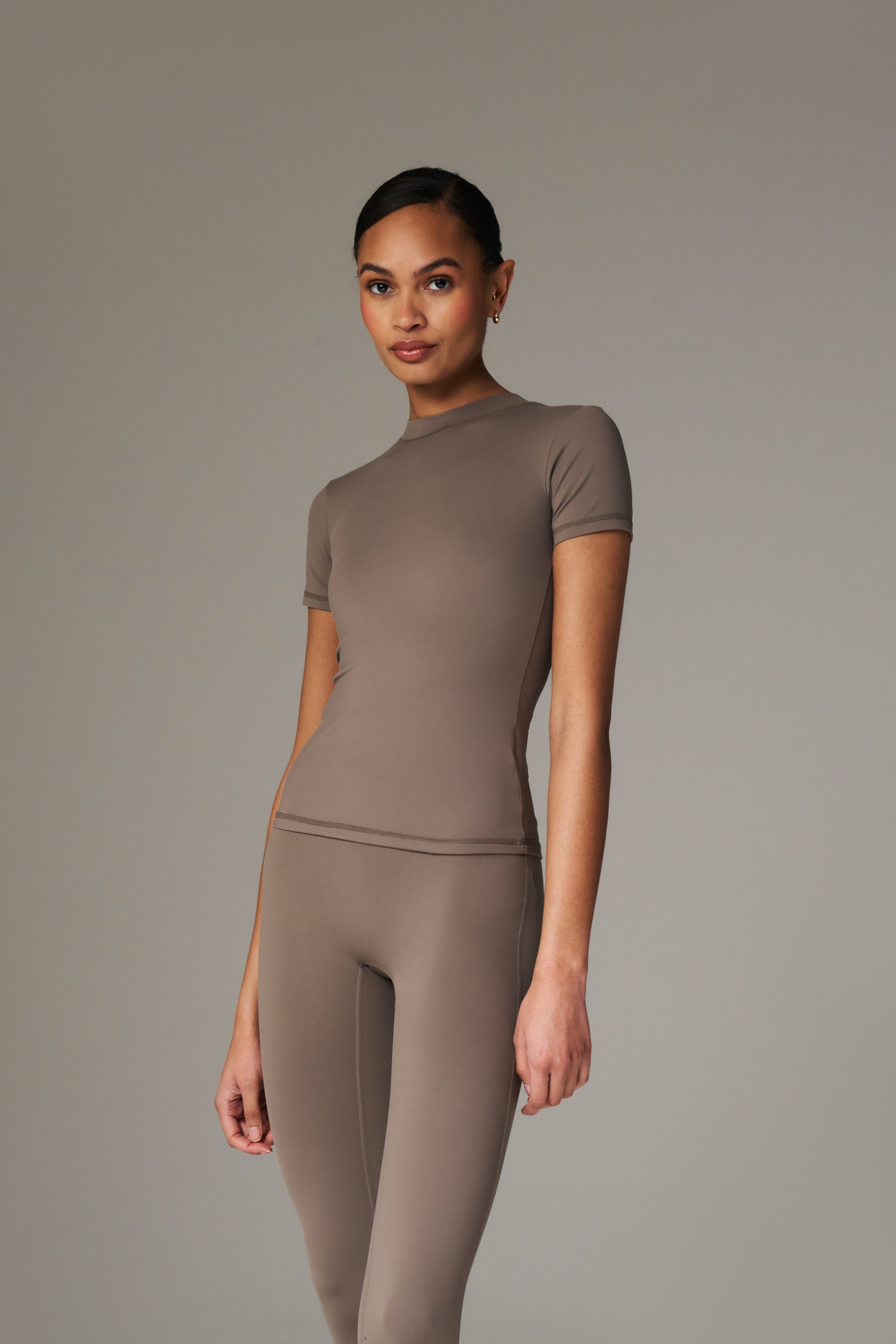 SCULPTING STRETCH EMBLEM BABY TEE - COCOA