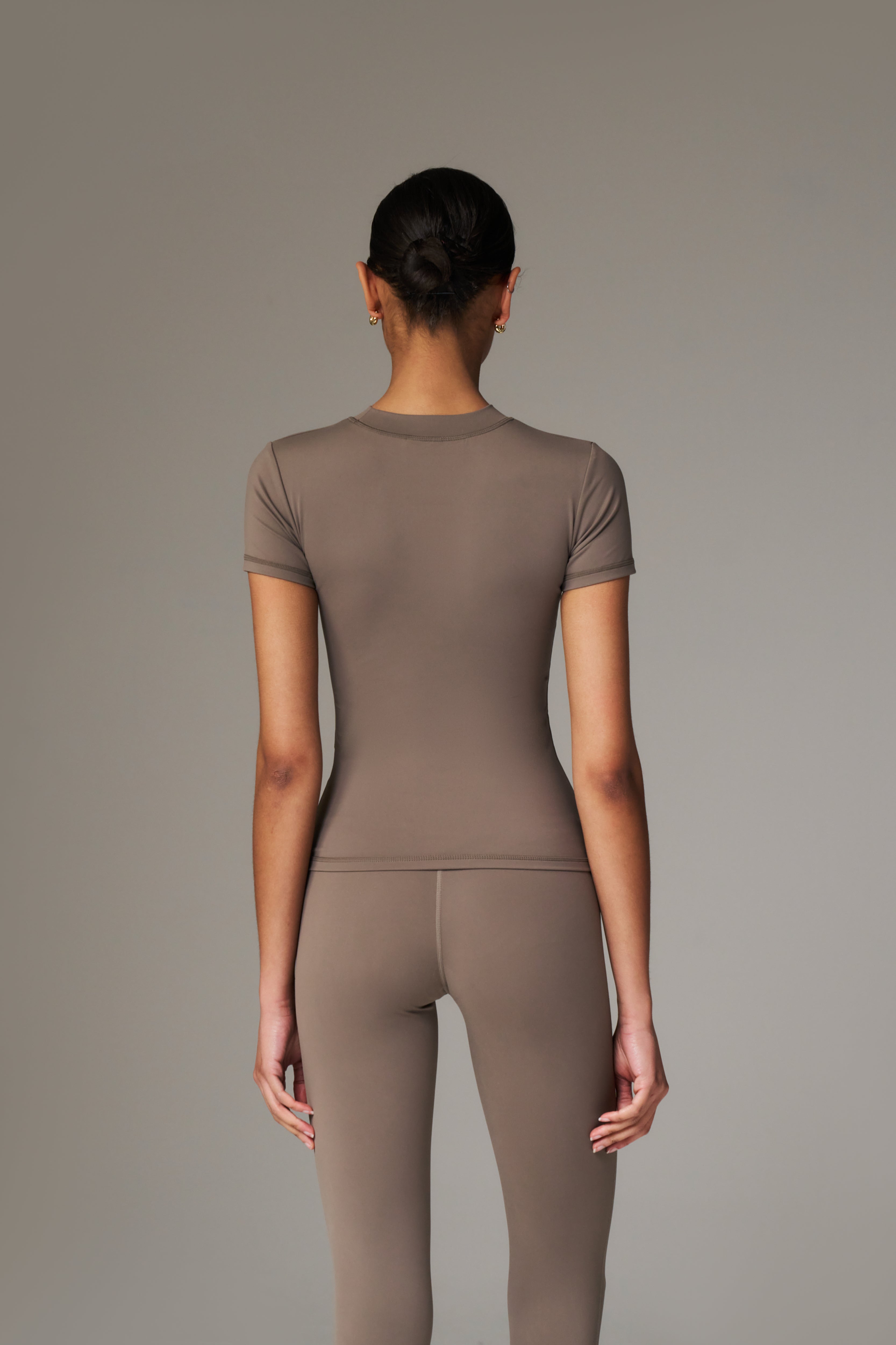 SCULPTING STRETCH EMBLEM BABY TEE - COCOA