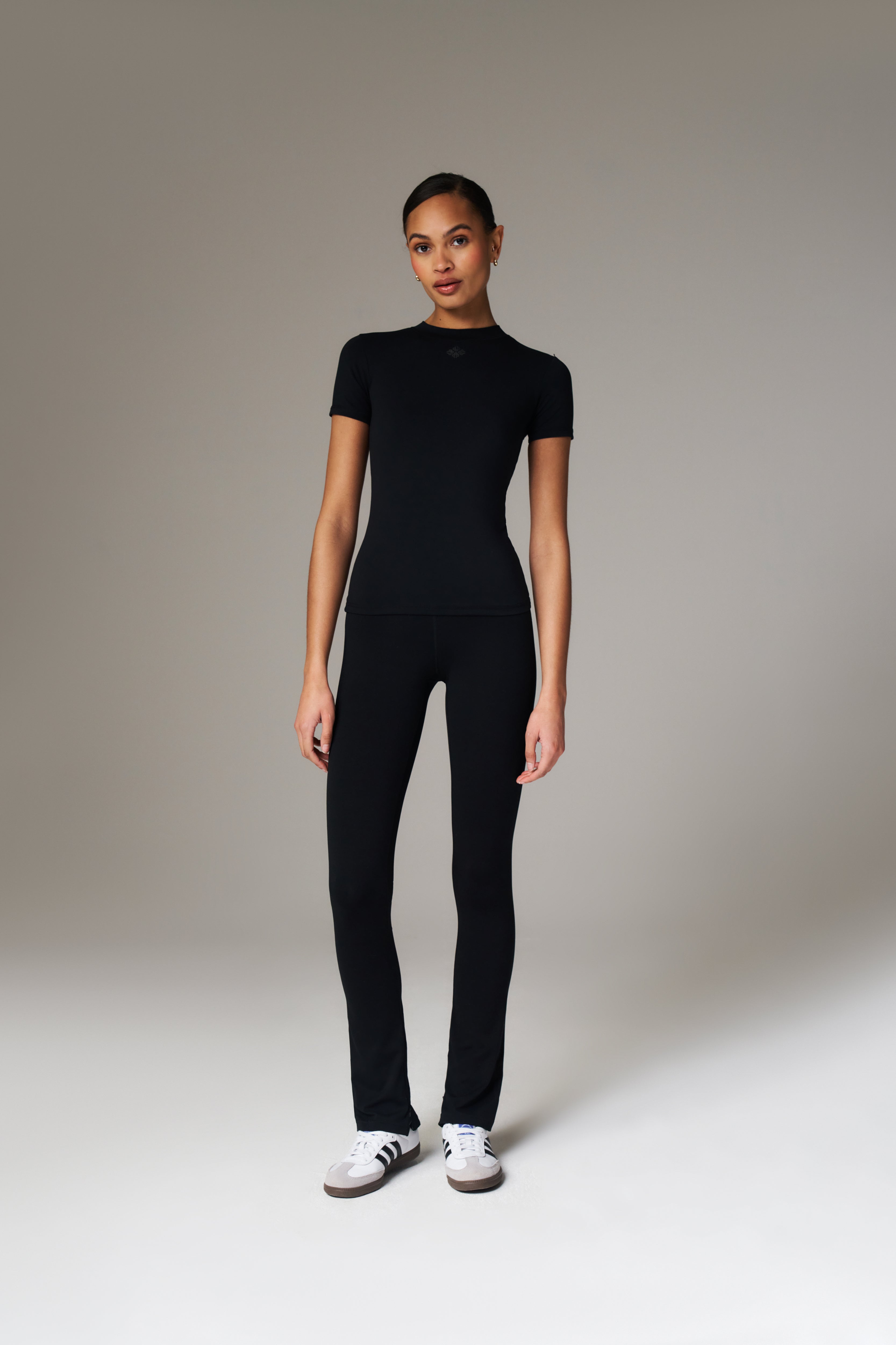 SCULPTING STRETCH EMBLEM BABY TEE - BLACK