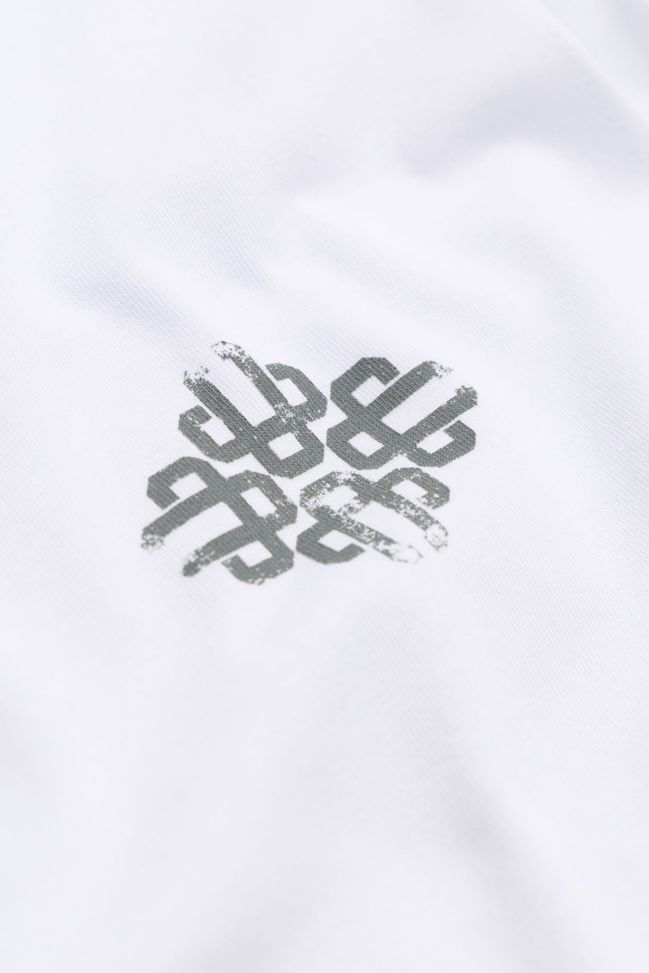 VINTAGE EMBLEM GRAPHIC CUT OFF VEST - WHITE