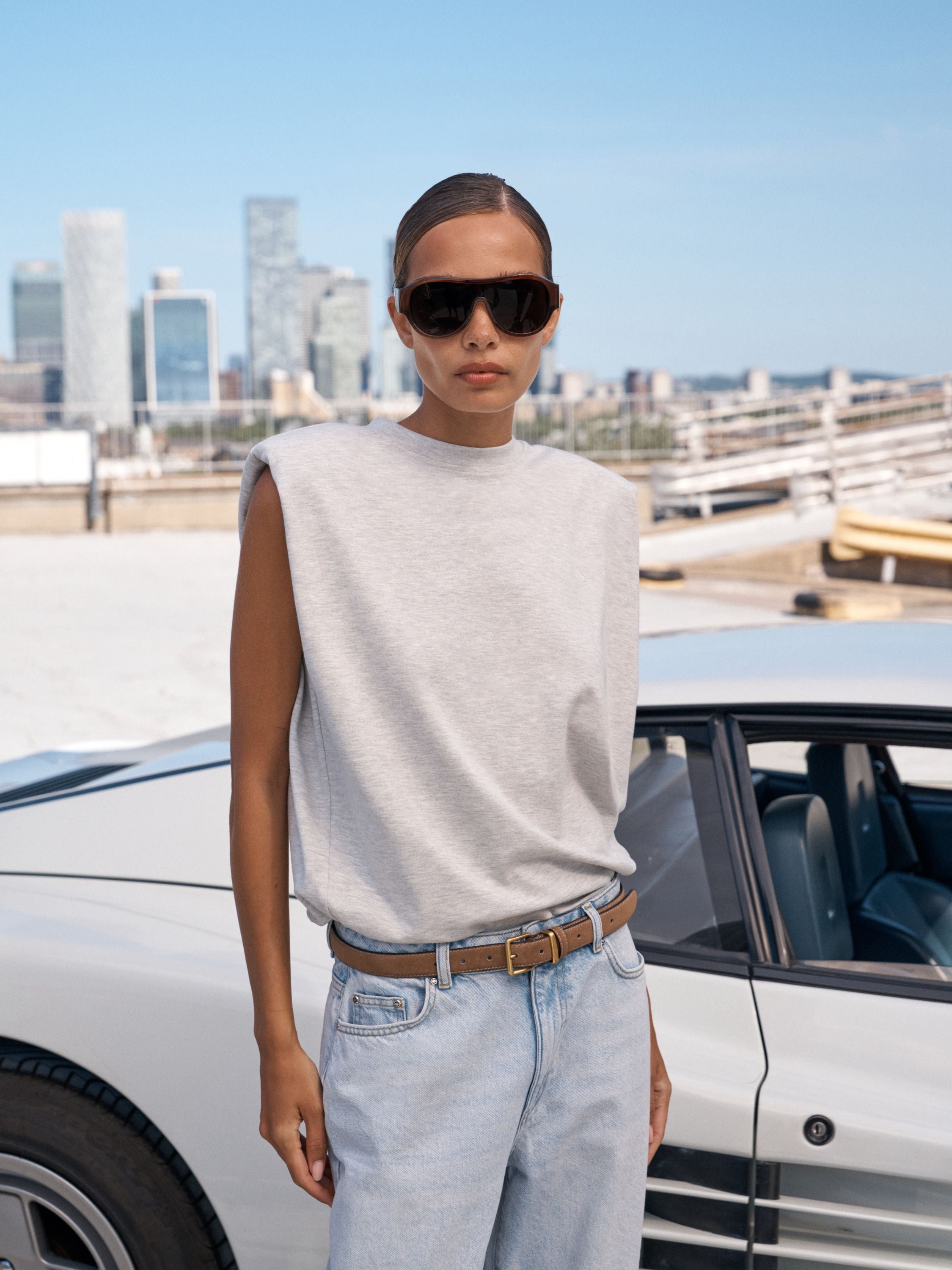 SLEEVELESS SHOULDER PAD T-SHIRT - GREY MARL