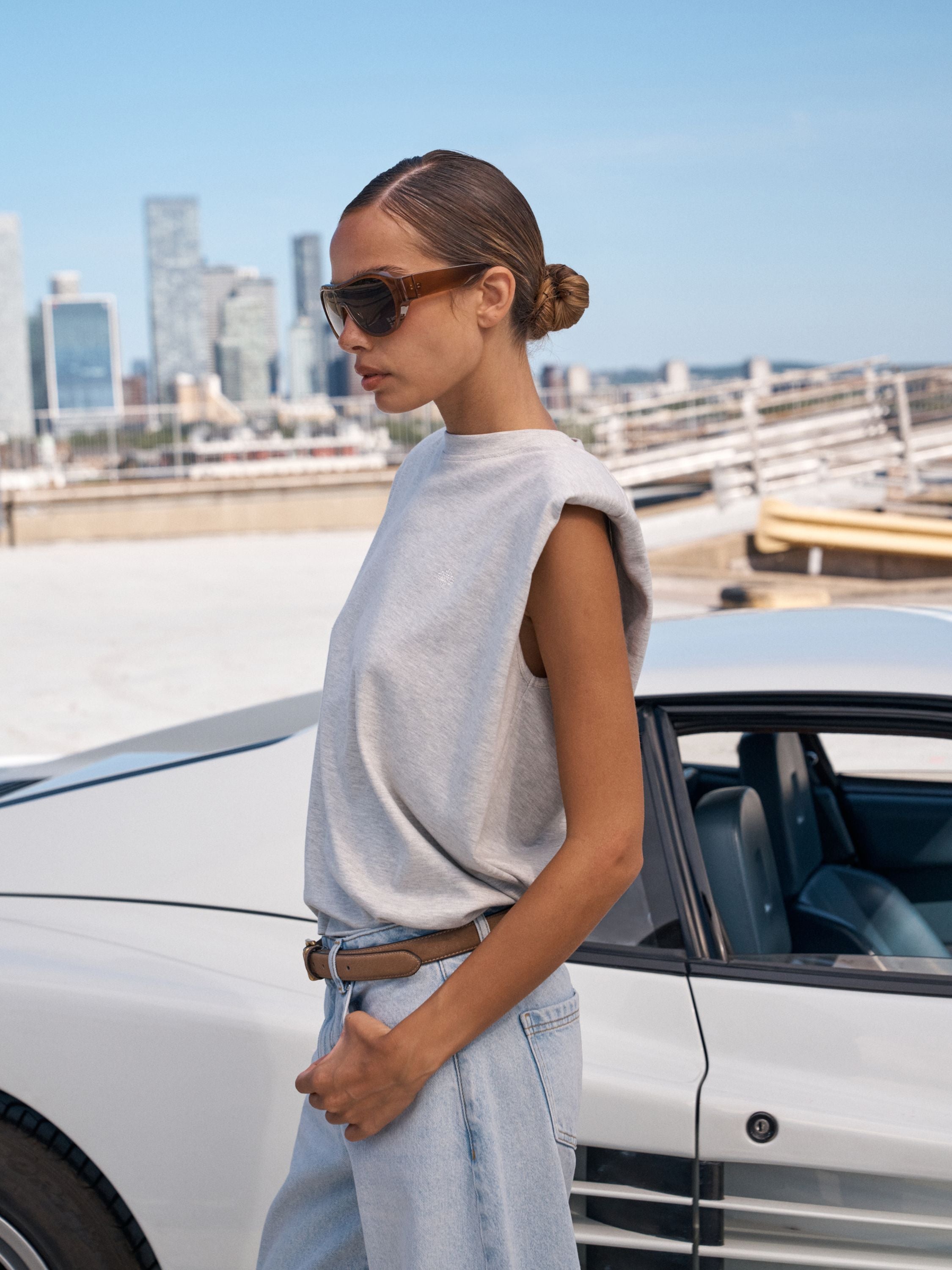 SLEEVELESS SHOULDER PAD T-SHIRT - GREY MARL