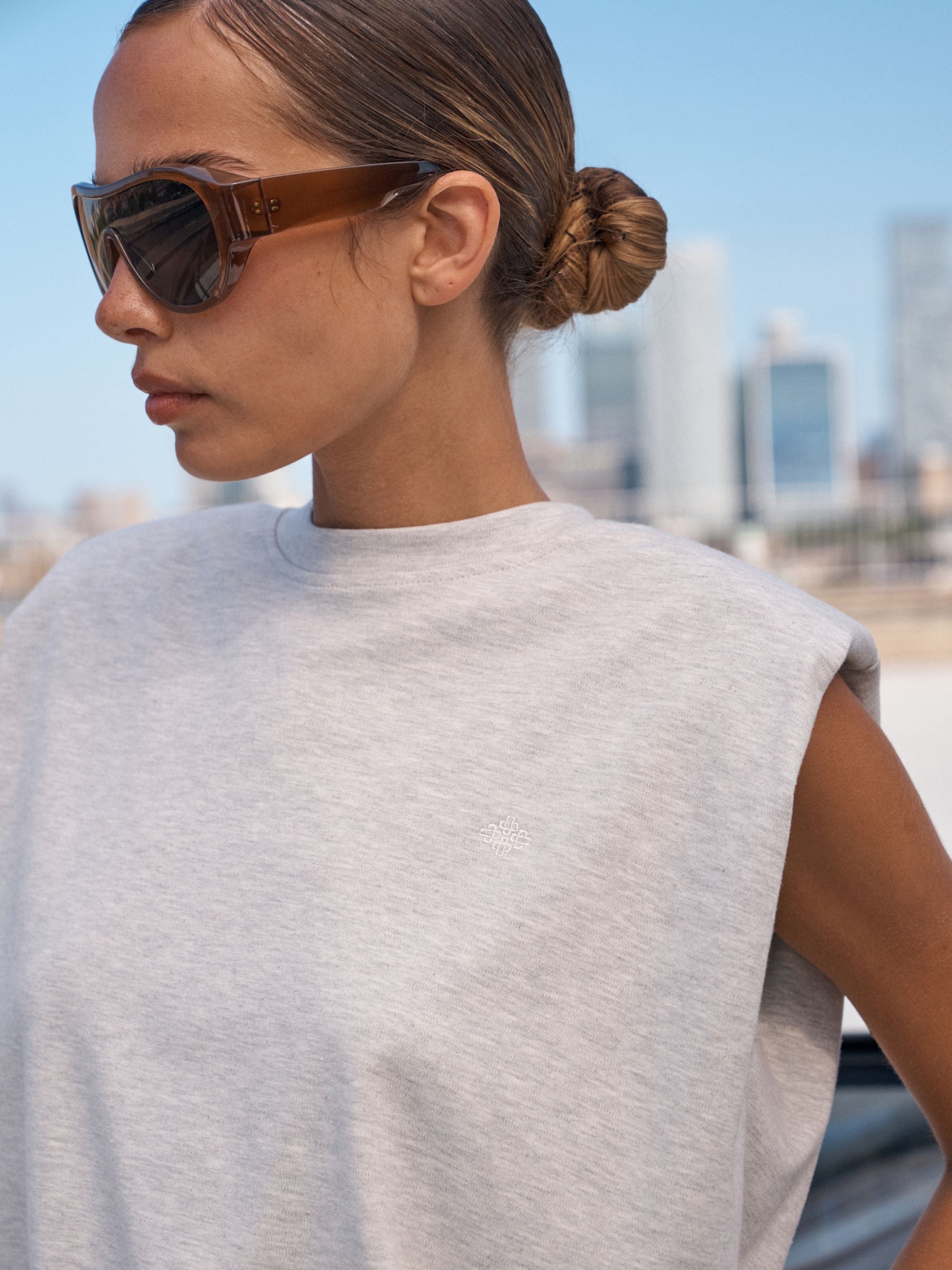 SLEEVELESS SHOULDER PAD T-SHIRT - GREY MARL
