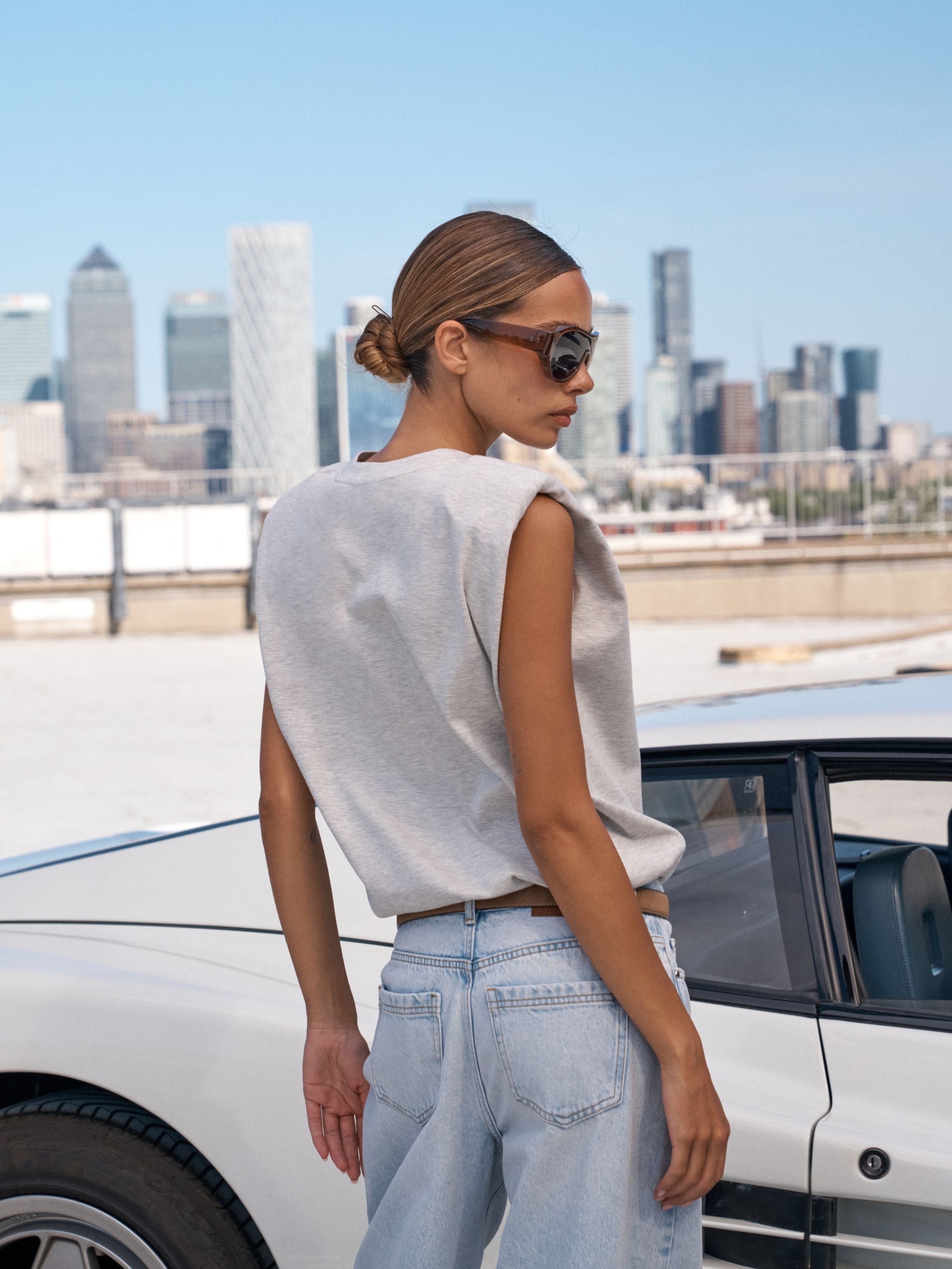 SLEEVELESS SHOULDER PAD T-SHIRT - GREY MARL