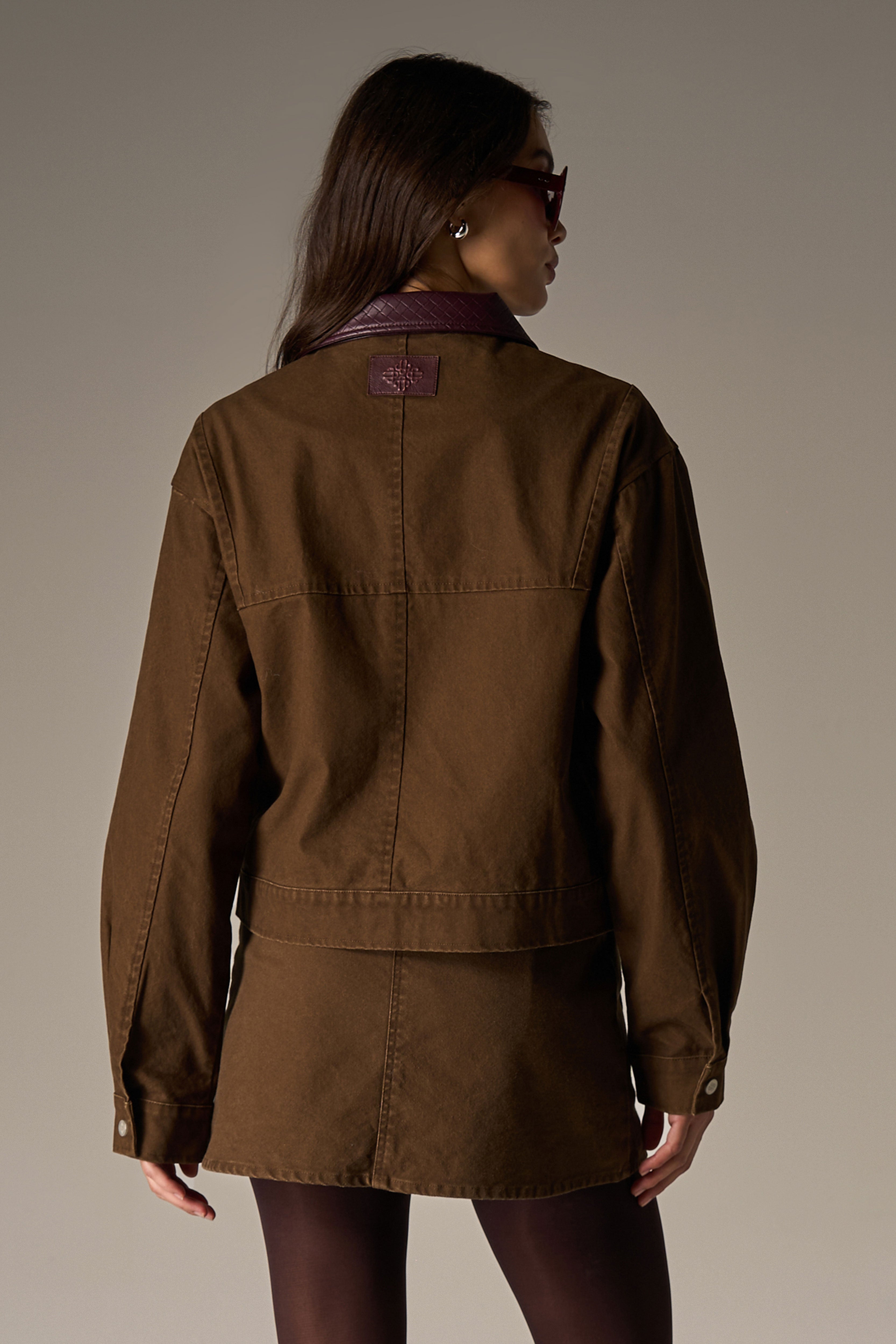 WASHED CONTRAST COLLAR TRUCKER JACKET - CHOCOLATE