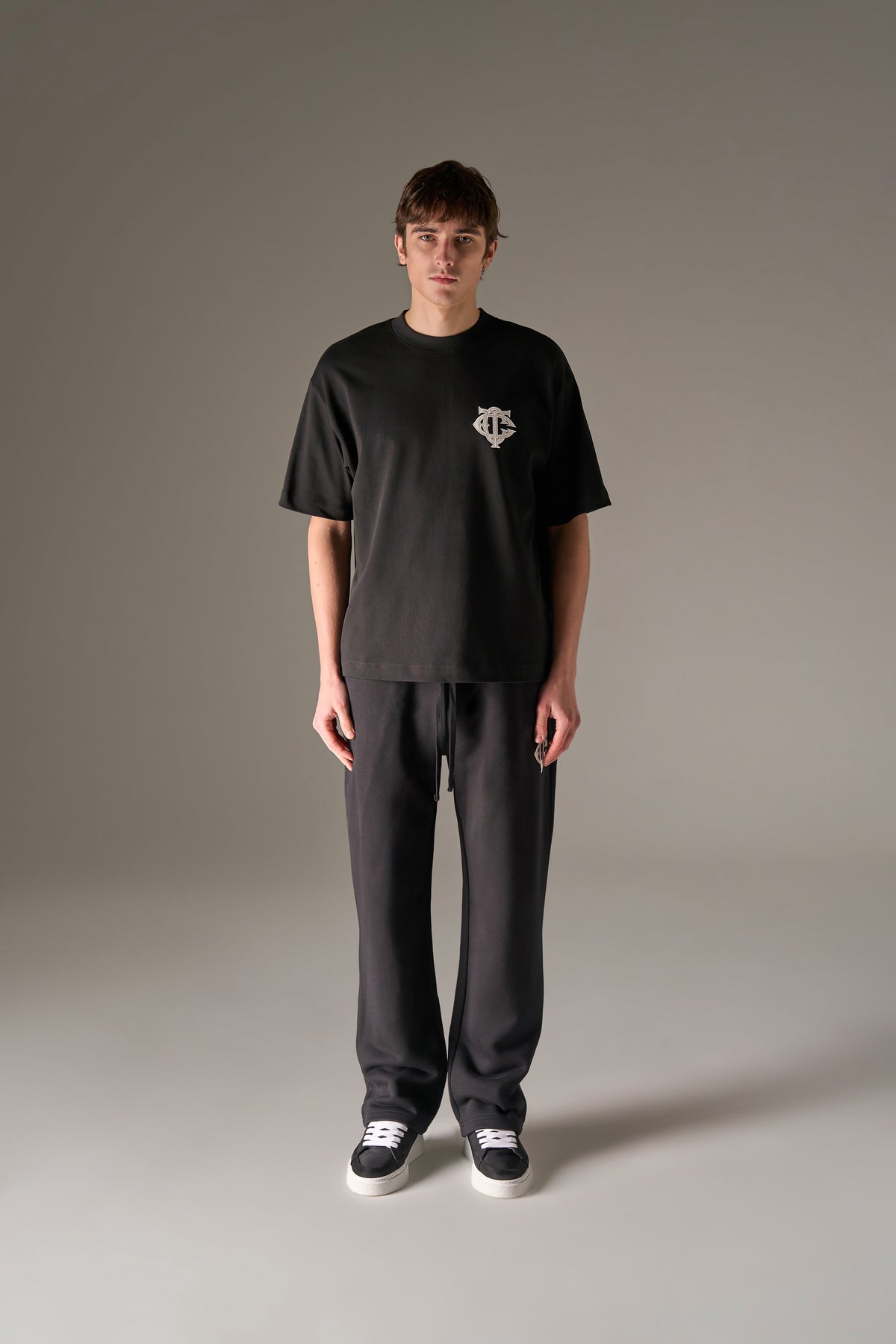 APPLIQUE MONOGRAM EMBLEM T-SHIRT - BLACK